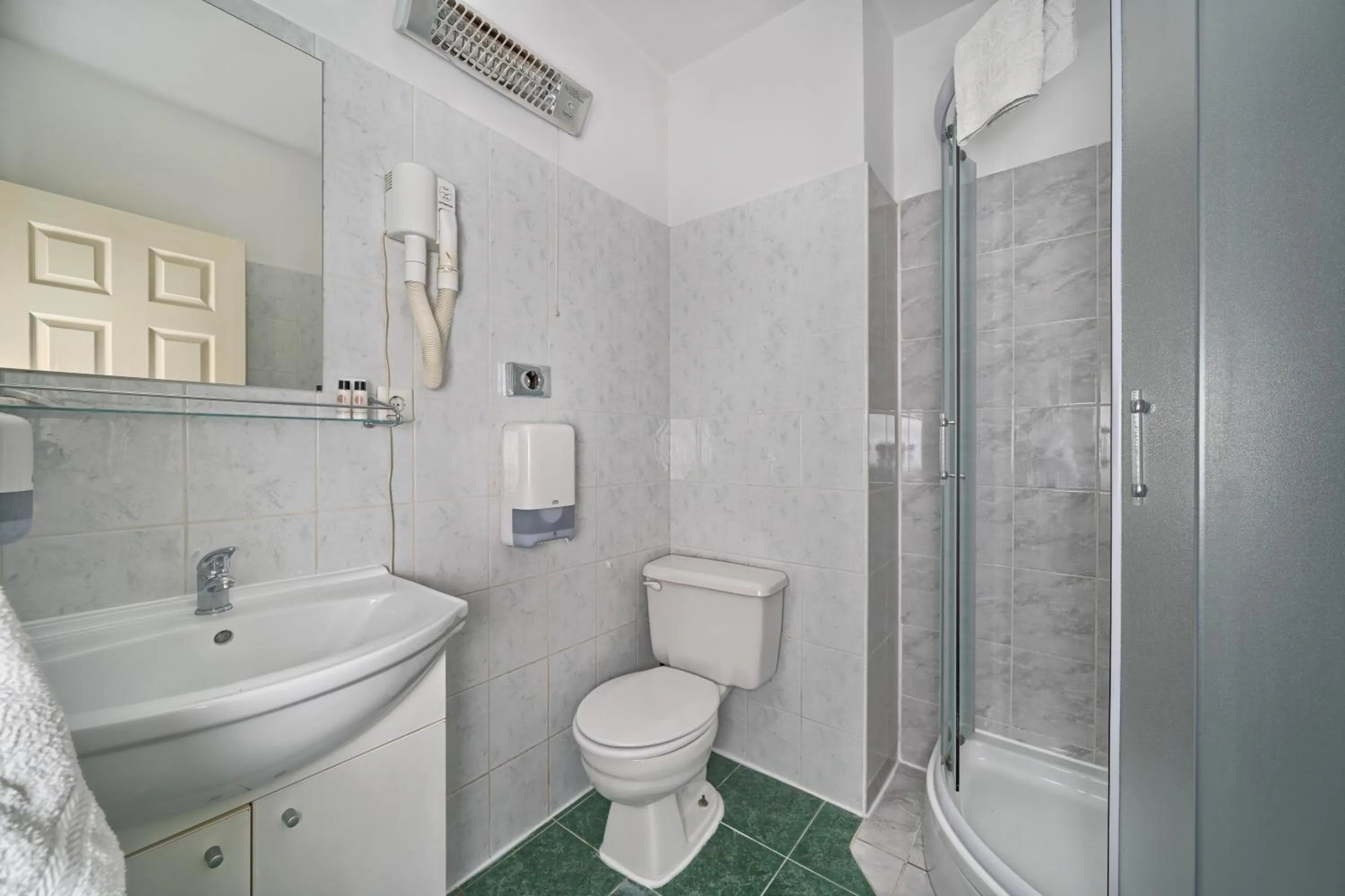 Shower in Hotel Aqua - Guest Rooms & Suites Kaštela