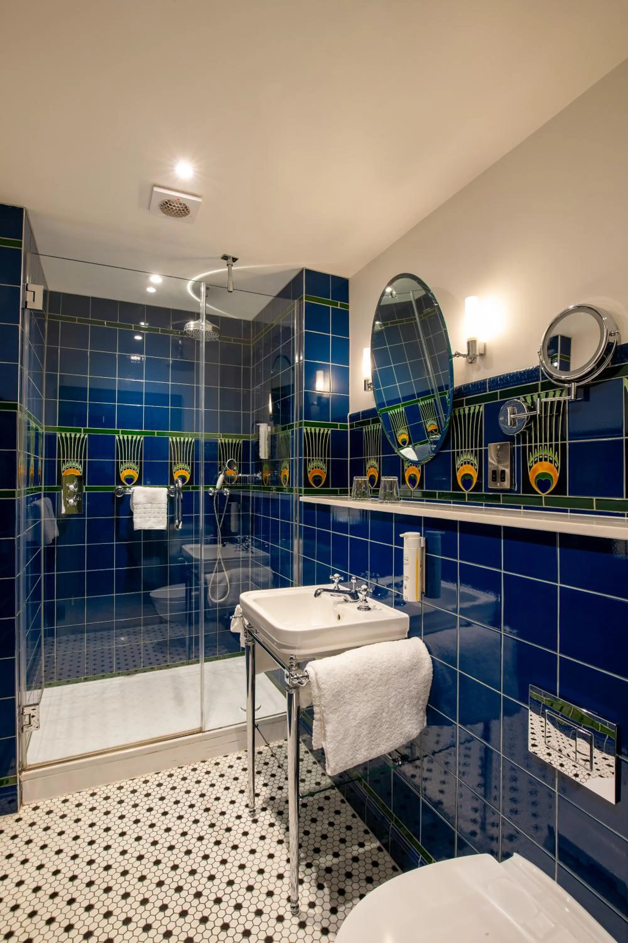 Shower in Elmbank York, Tapestry Collection by Hilton