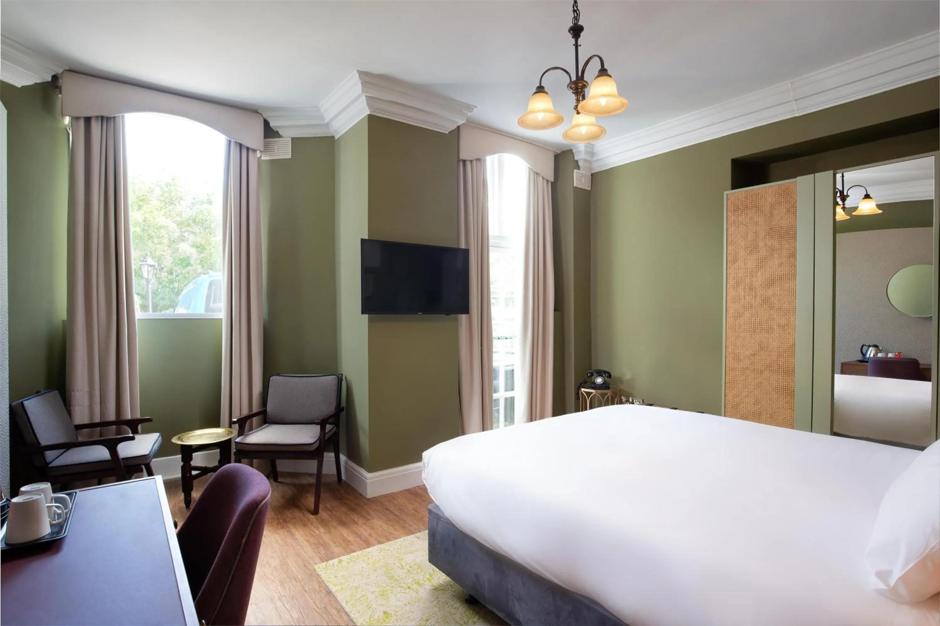 Bed in Elmbank York, Tapestry Collection by Hilton