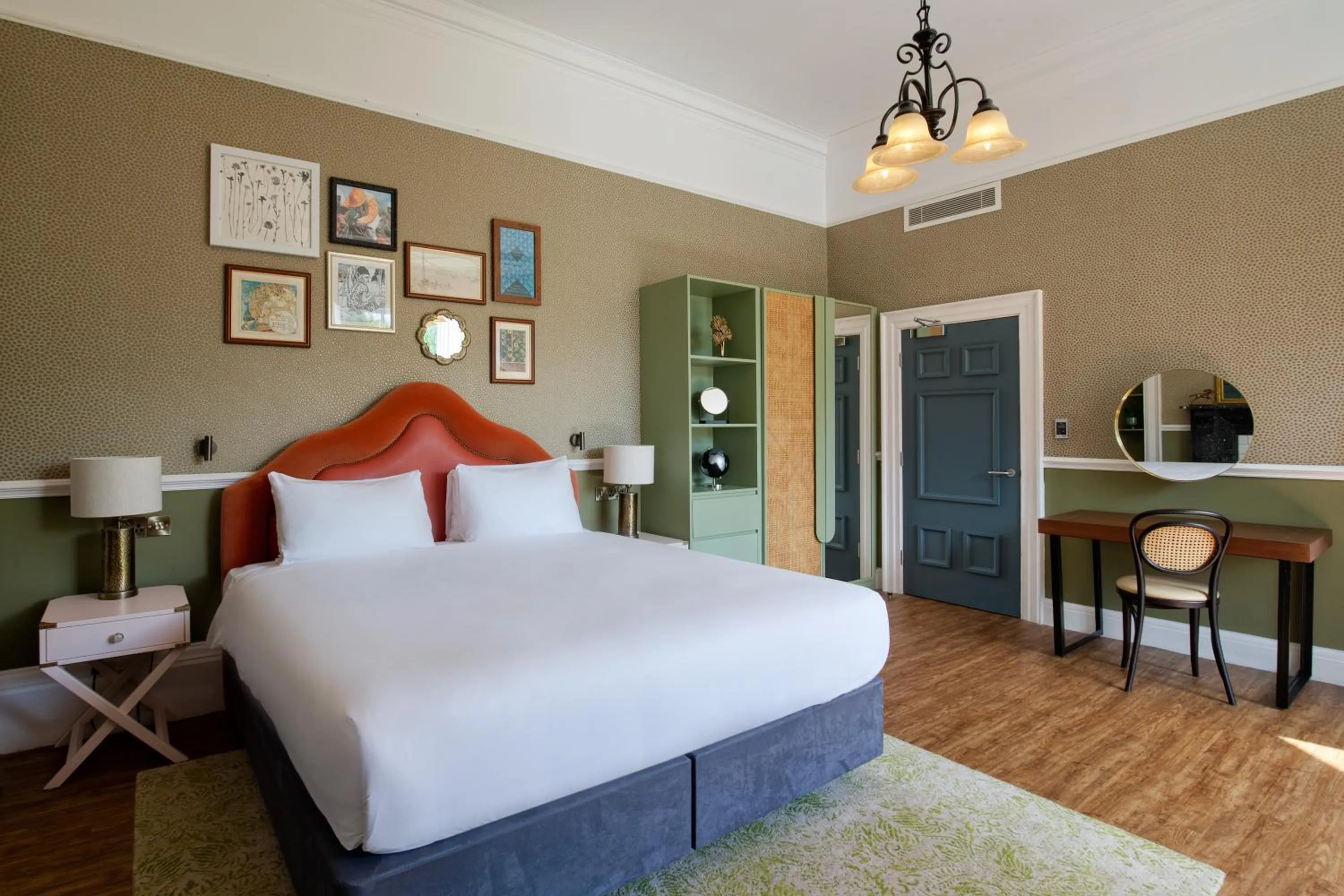 Bed in Elmbank York, Tapestry Collection by Hilton