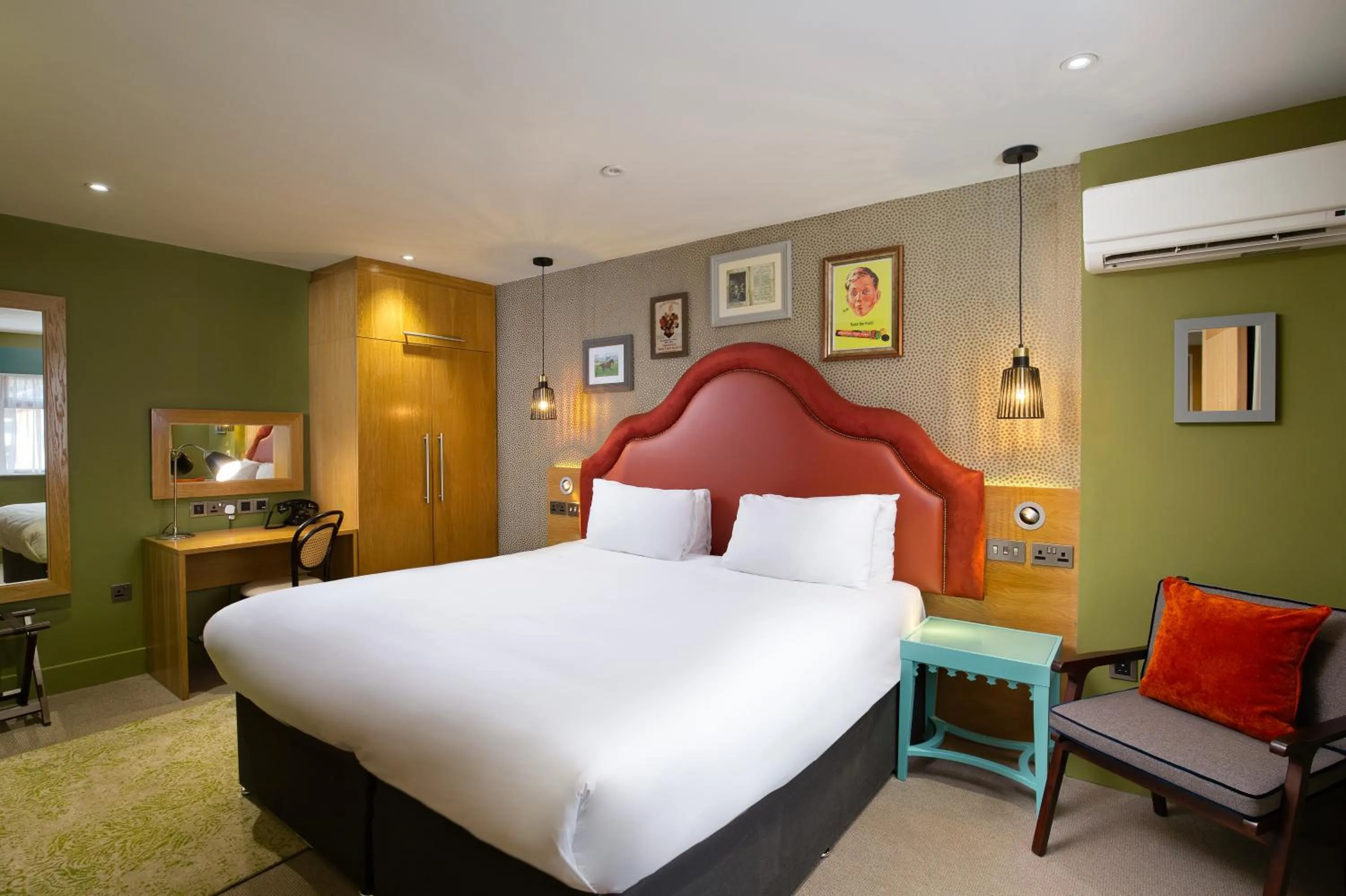 Bed in Elmbank York, Tapestry Collection by Hilton