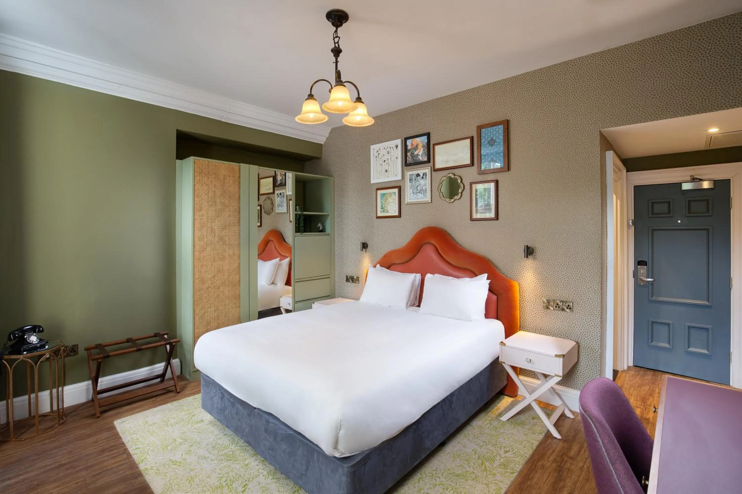 Bed in Elmbank York, Tapestry Collection by Hilton