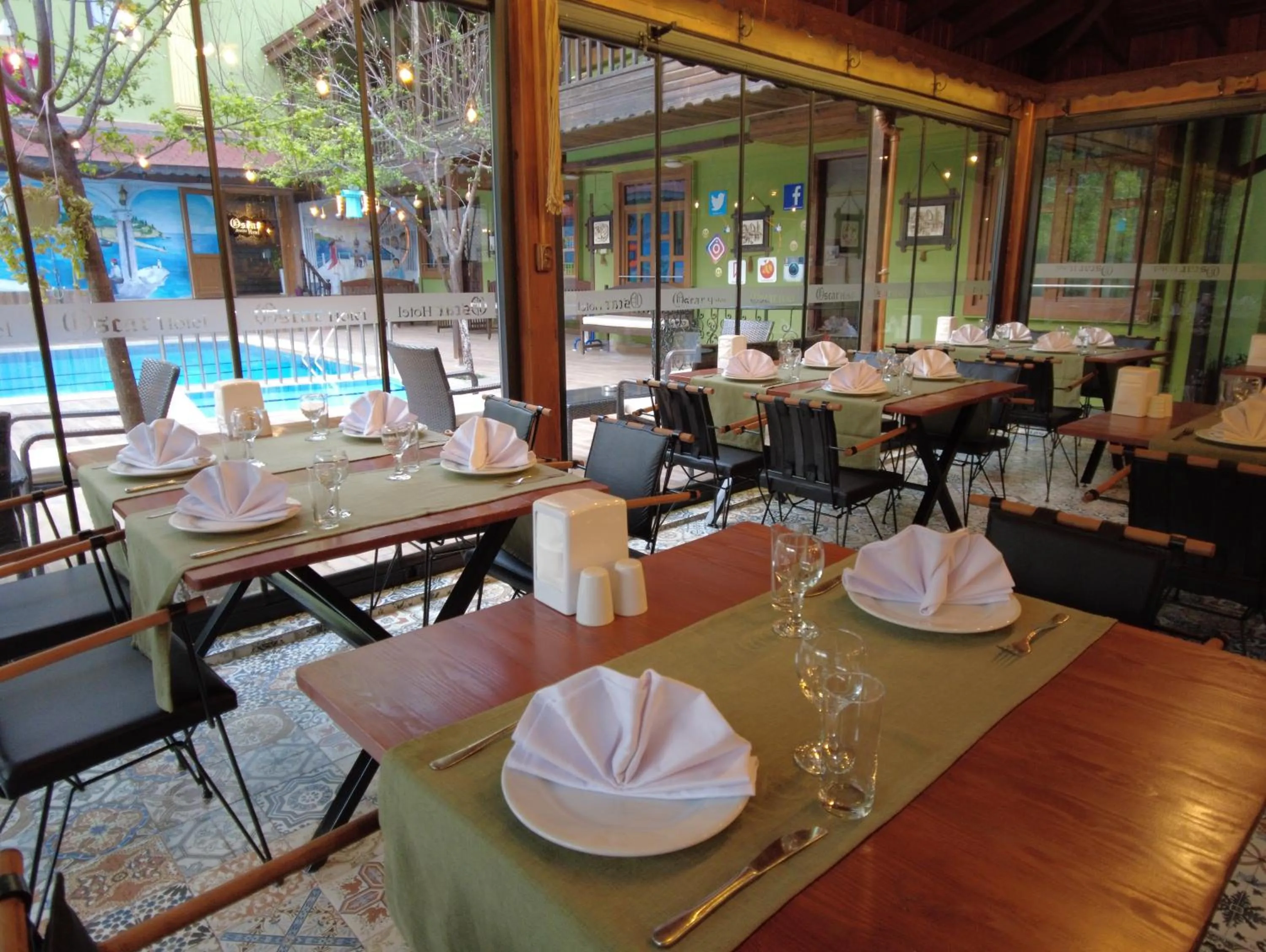 Restaurant/places to eat in Oscar Boutique Hotel