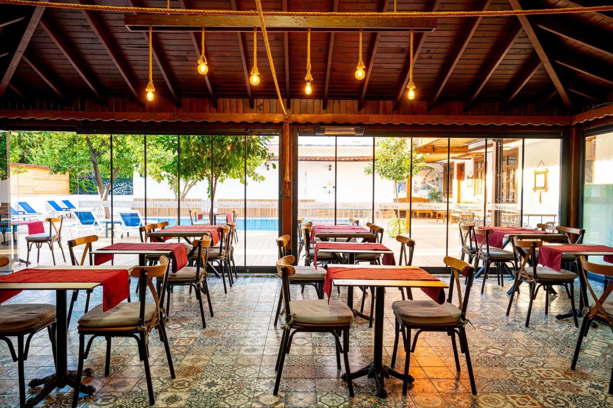 Restaurant/places to eat in Oscar Boutique Hotel