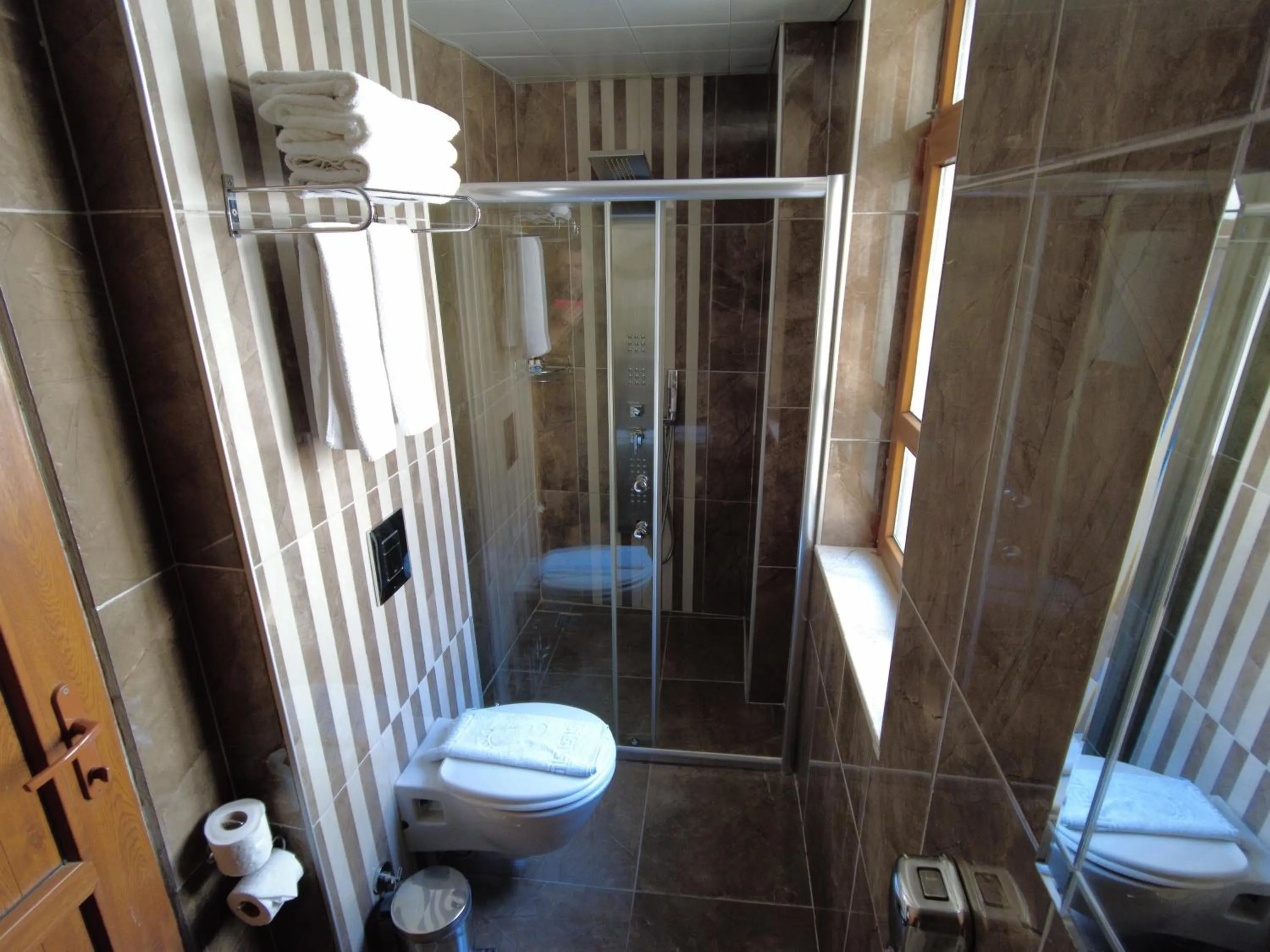 Shower in Oscar Boutique Hotel