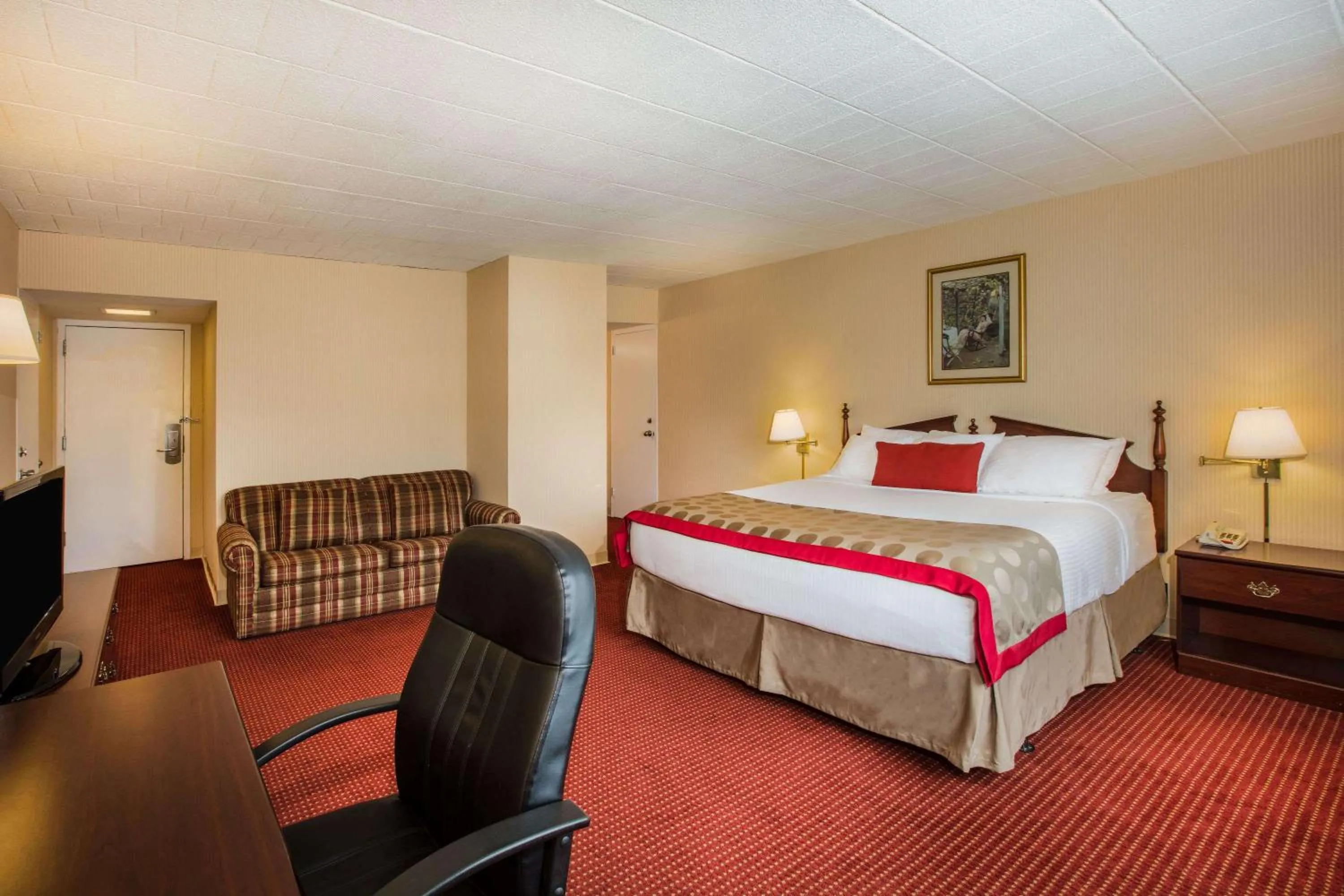 Photo of the whole room, Bed in Ramada by Wyndham Ligonier