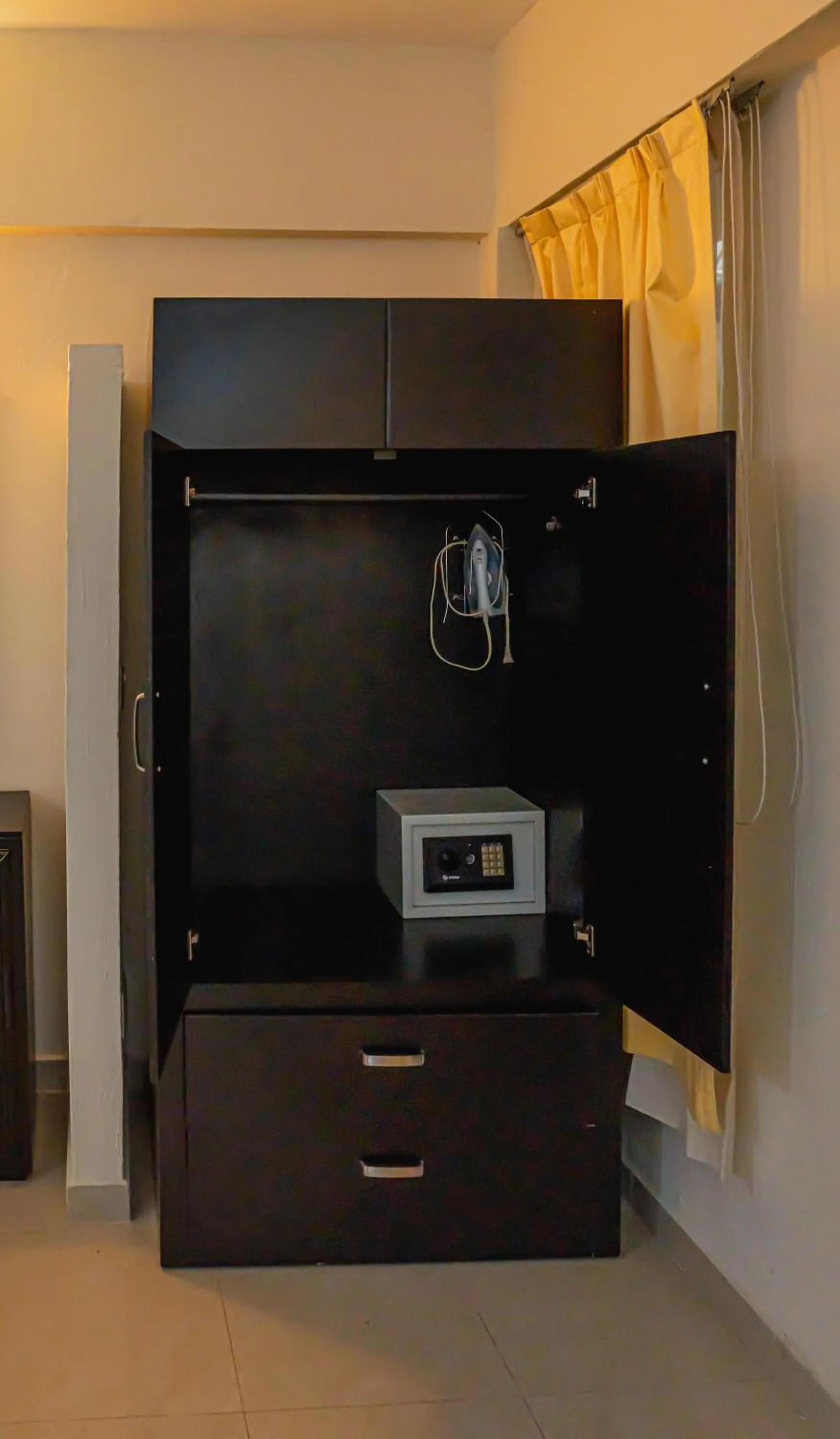 wardrobe in HOTEL ZAPOTLAN