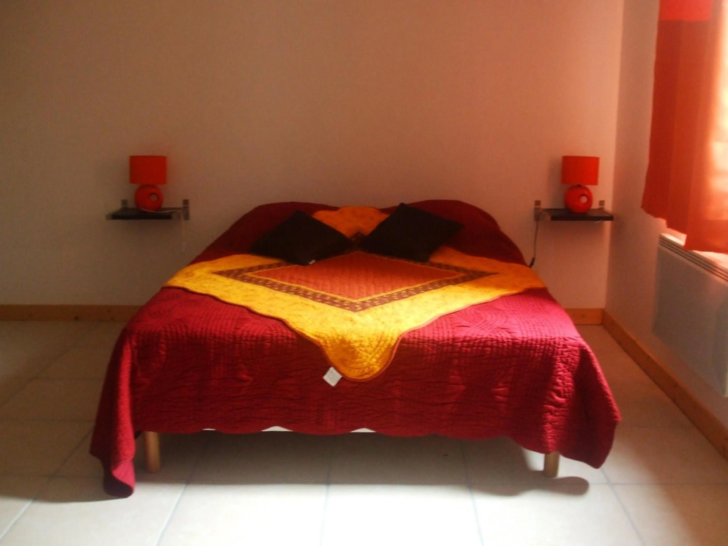 Communal lounge/ TV room, Bed in La Colline des Endrevies