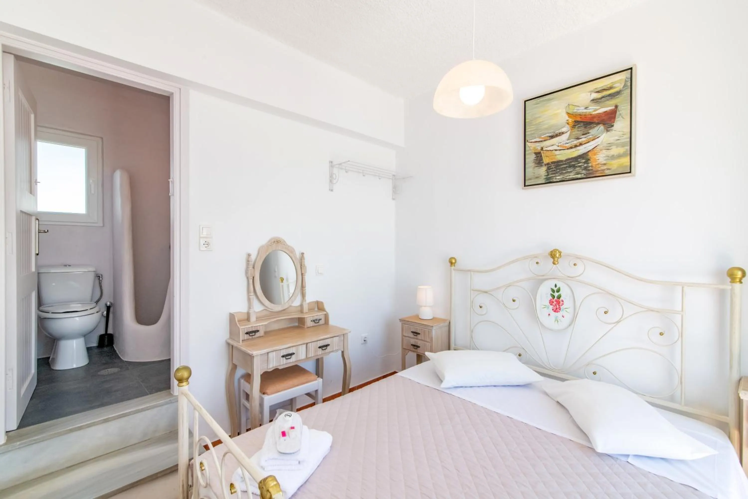 Photo of the whole room, Bed in Agali bay hotel