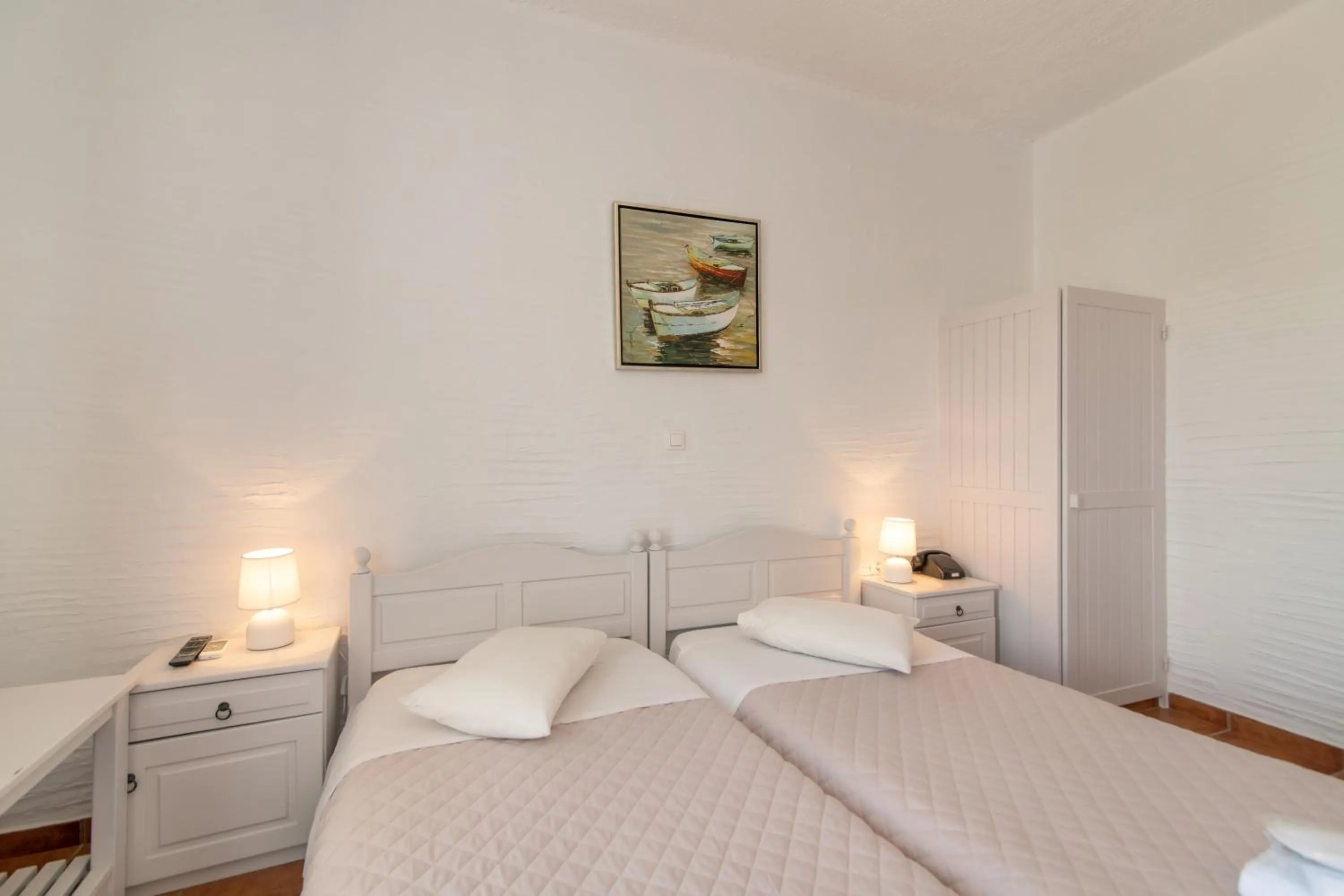 Photo of the whole room, Bed in Agali bay hotel