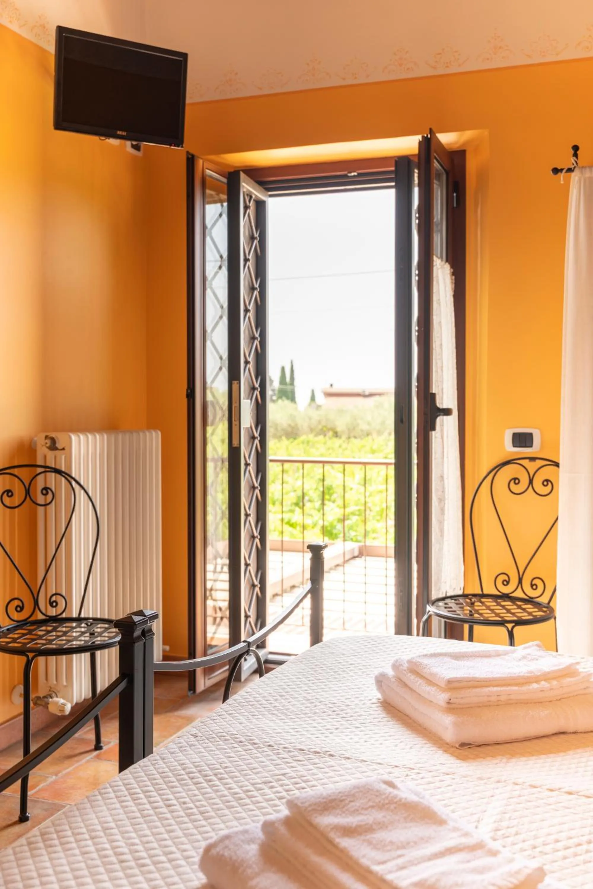 Spring, Bed in B&B Casale Ansamagi Relax & Pool