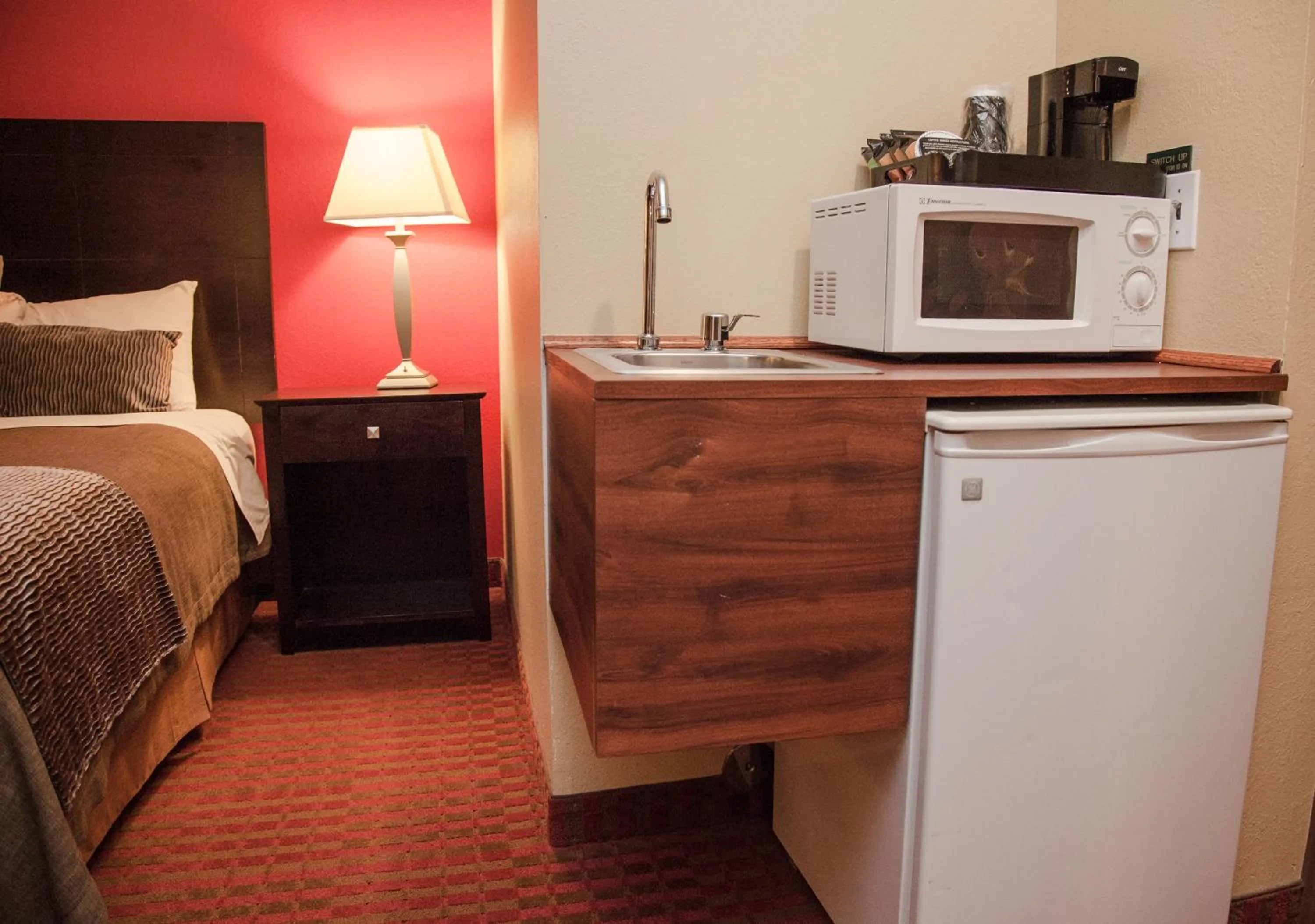 Coffee/tea facilities, Bed in Comfort Inn & Suites Morton - Peoria