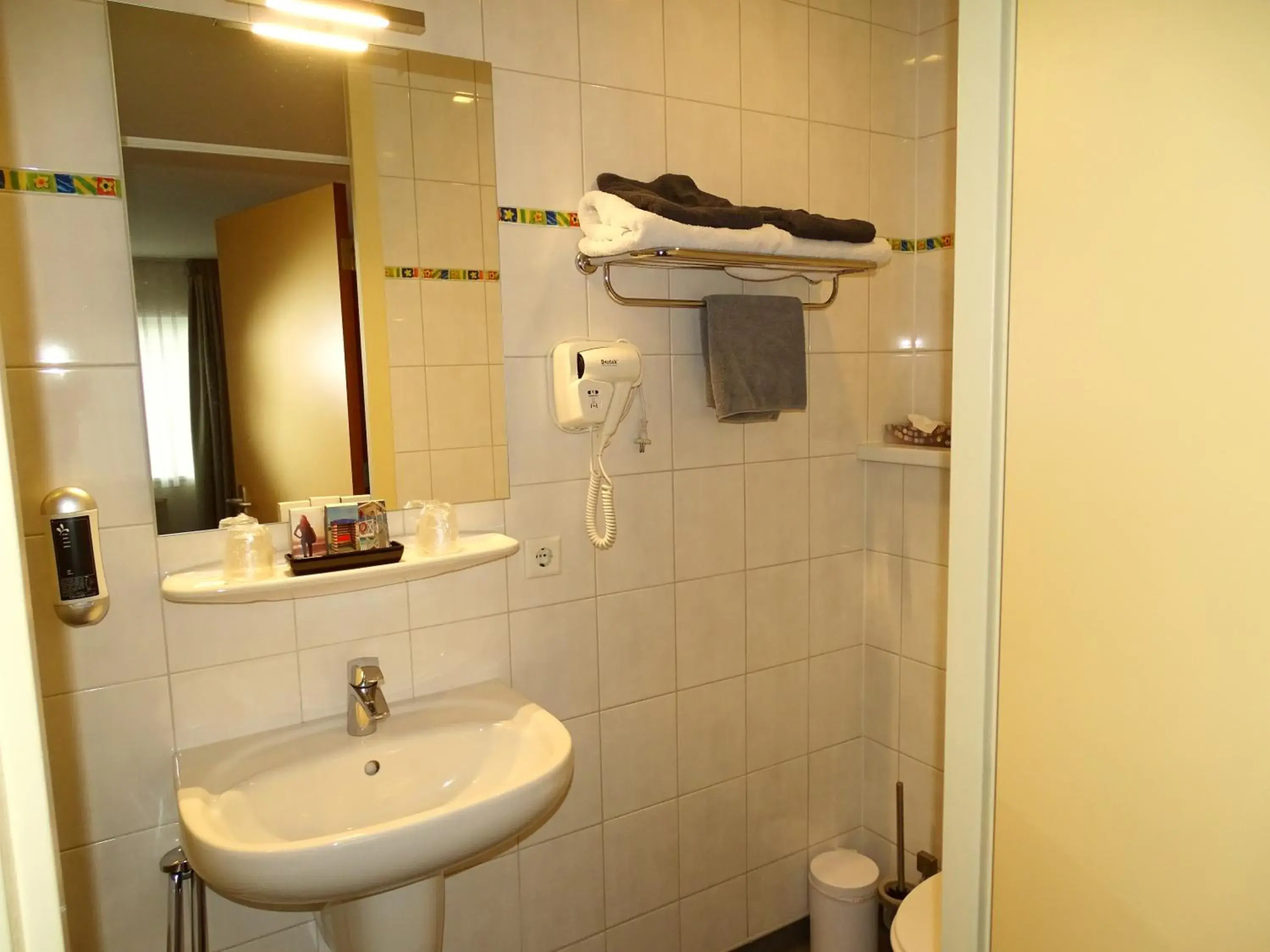 Deluxe Twin Room - single occupancy in Hotel Café Restaurant "De Kroon" Deluxe Twin Room - single occupancy in Hotel Café Restaurant "De Kroon"