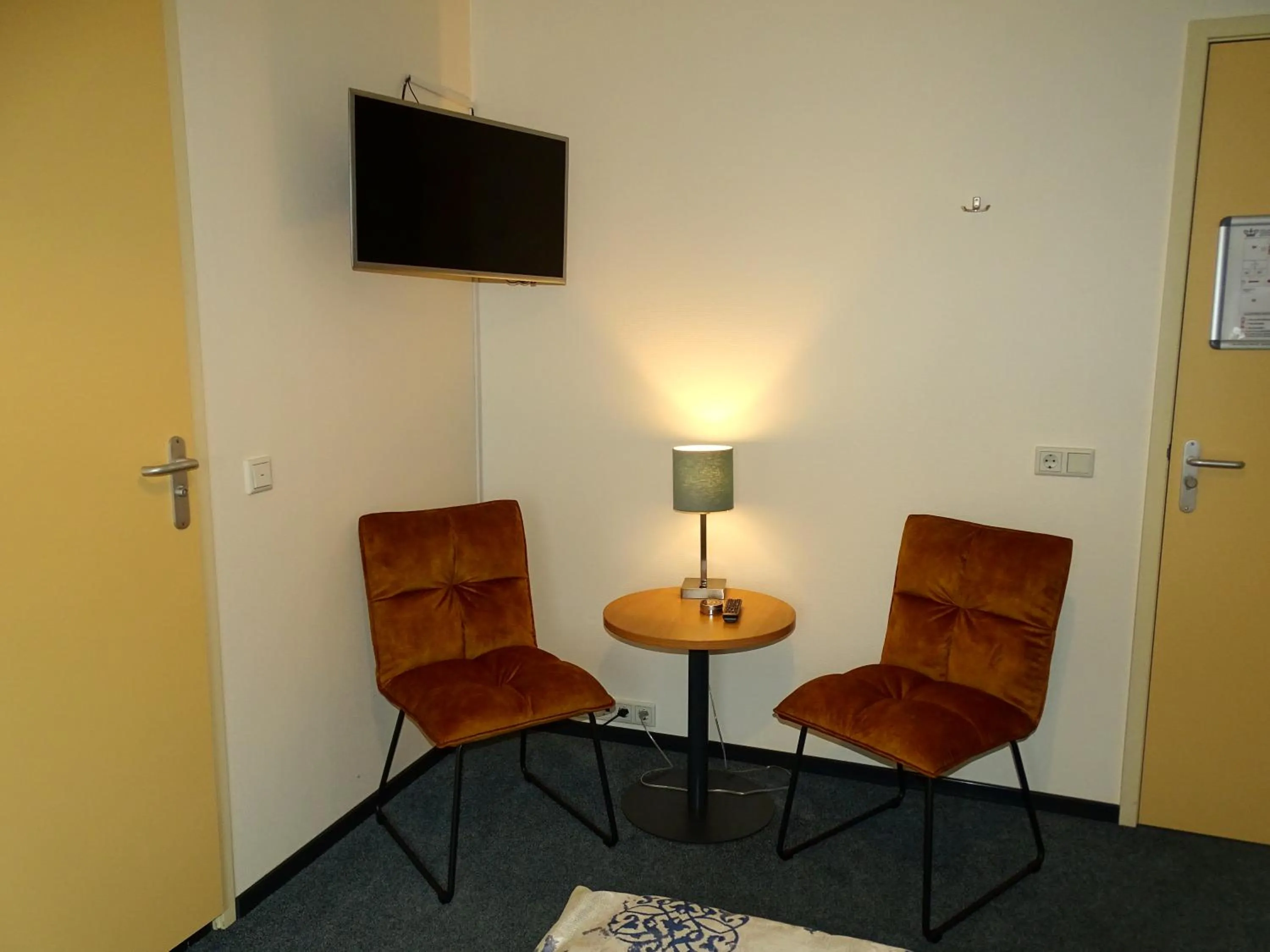 Guests in Hotel Café Restaurant "De Kroon"