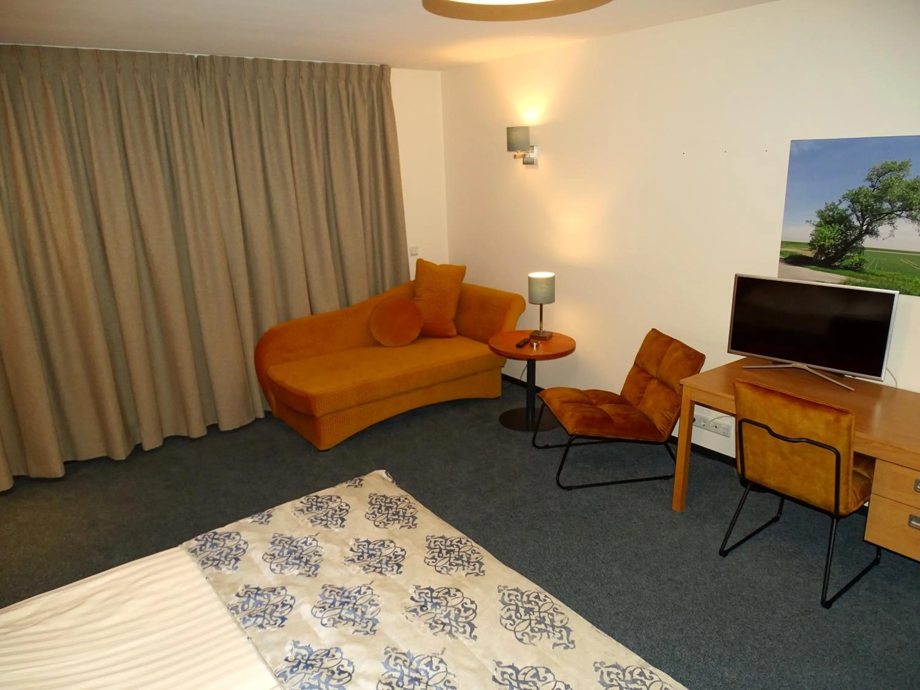 Guests in Hotel Café Restaurant "De Kroon"