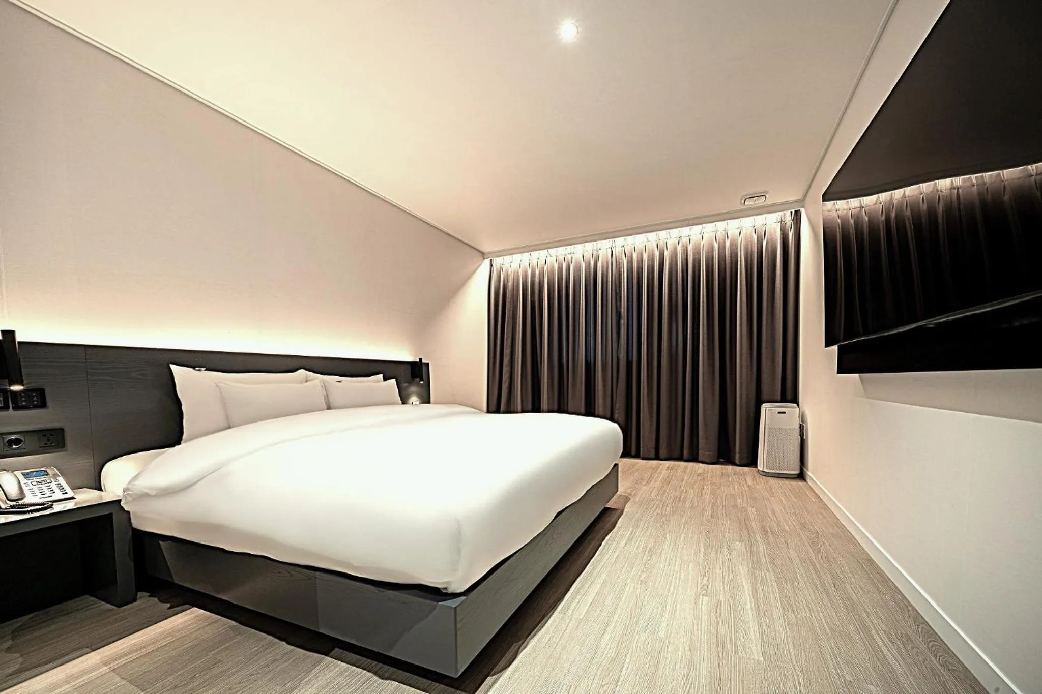 Photo of the whole room, Bed in Hound Hotel Mokpo Peace Plaza