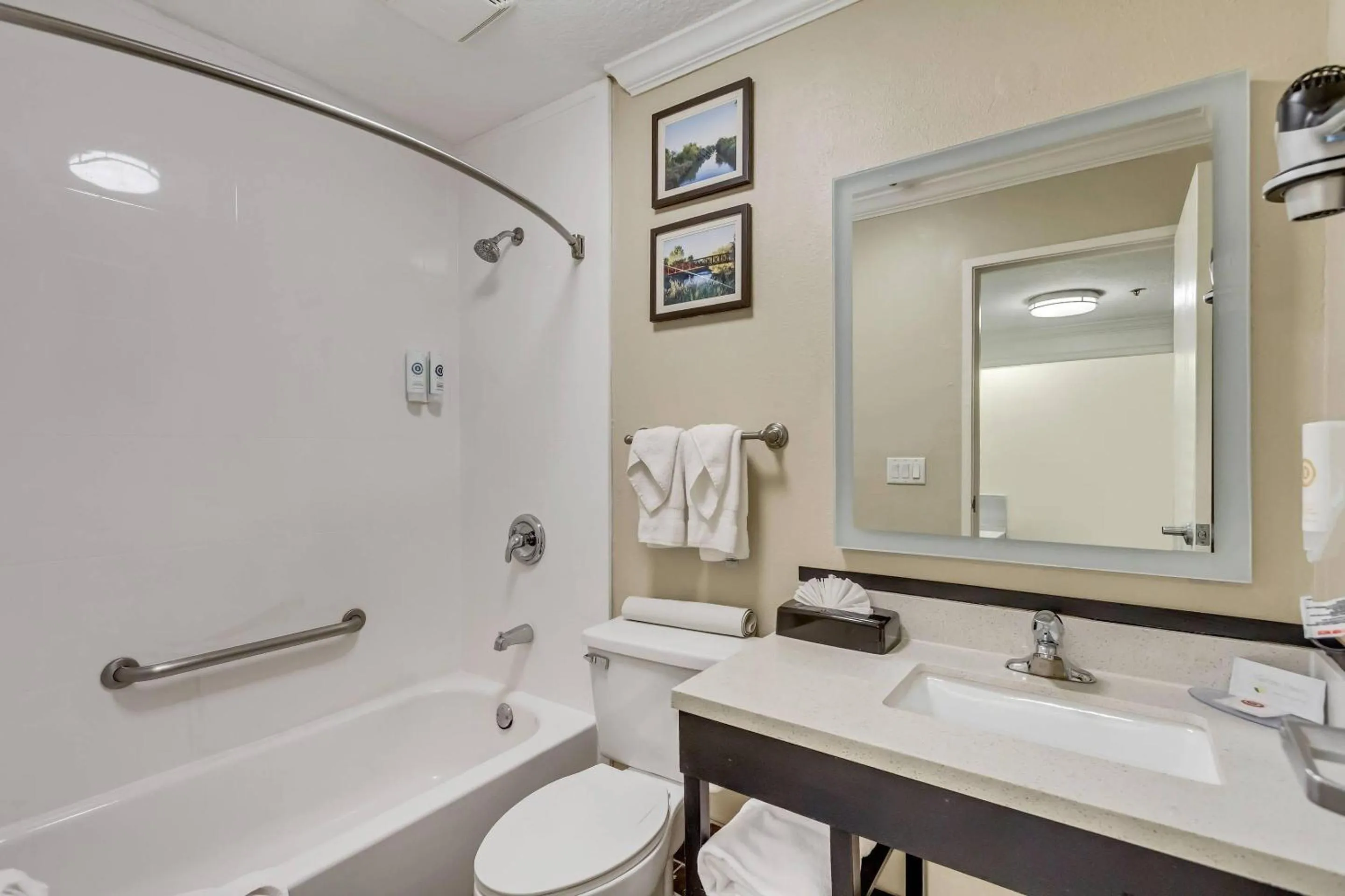 Bedroom in Comfort Inn Murray – Salt Lake City South