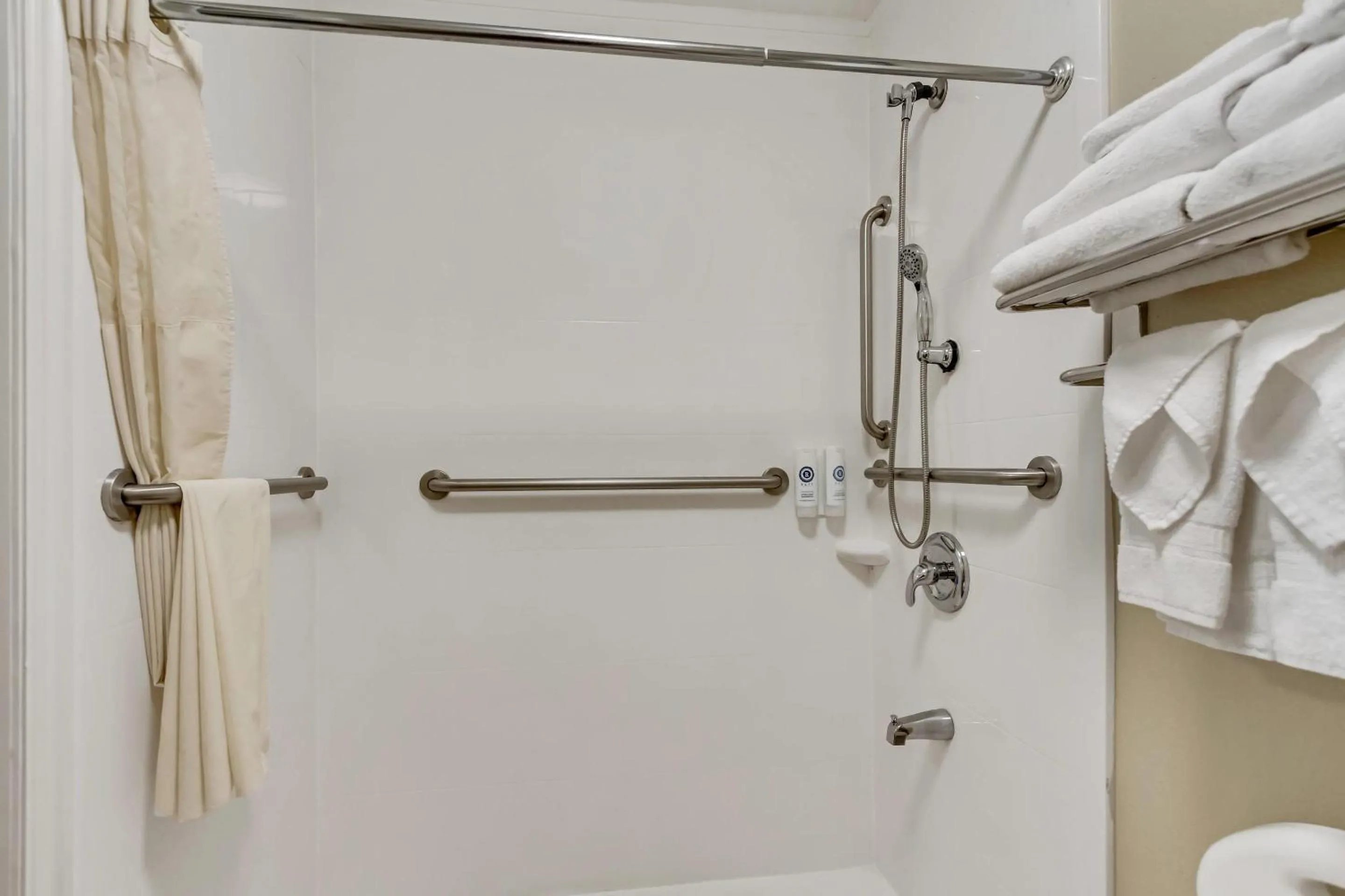 Bedroom in Comfort Inn Murray – Salt Lake City South