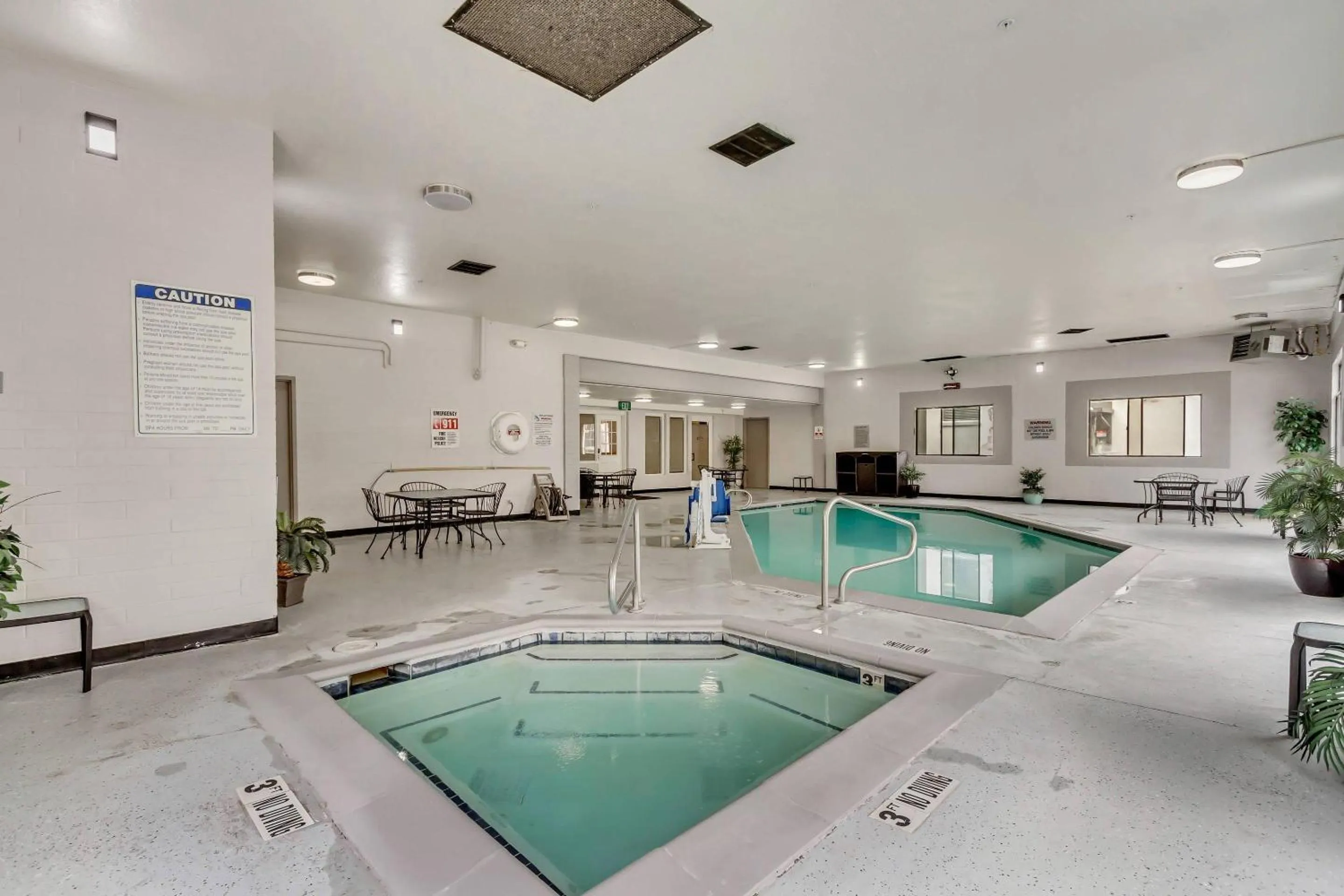 Swimming pool in Comfort Inn Murray – Salt Lake City South