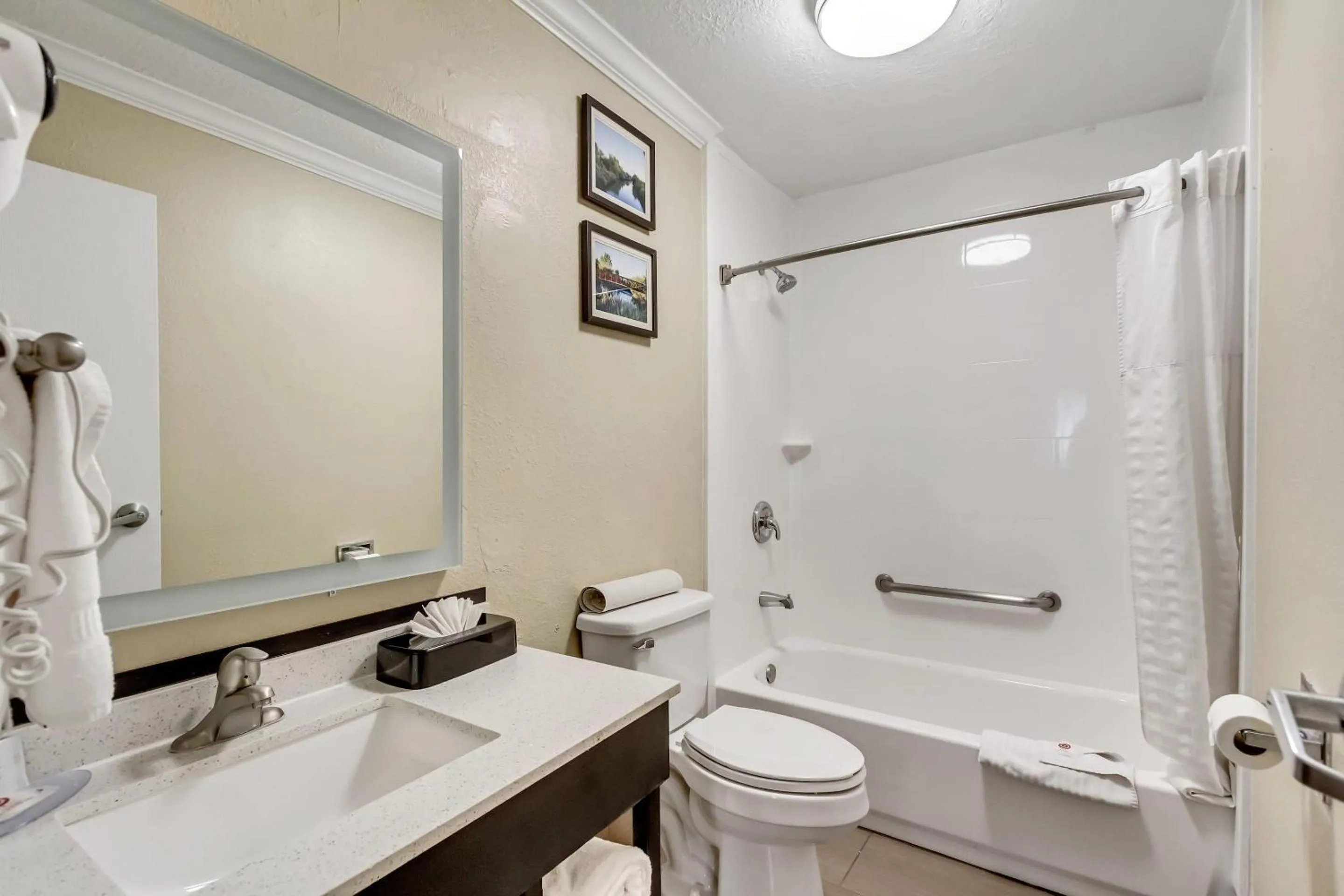 Bedroom in Comfort Inn Murray – Salt Lake City South