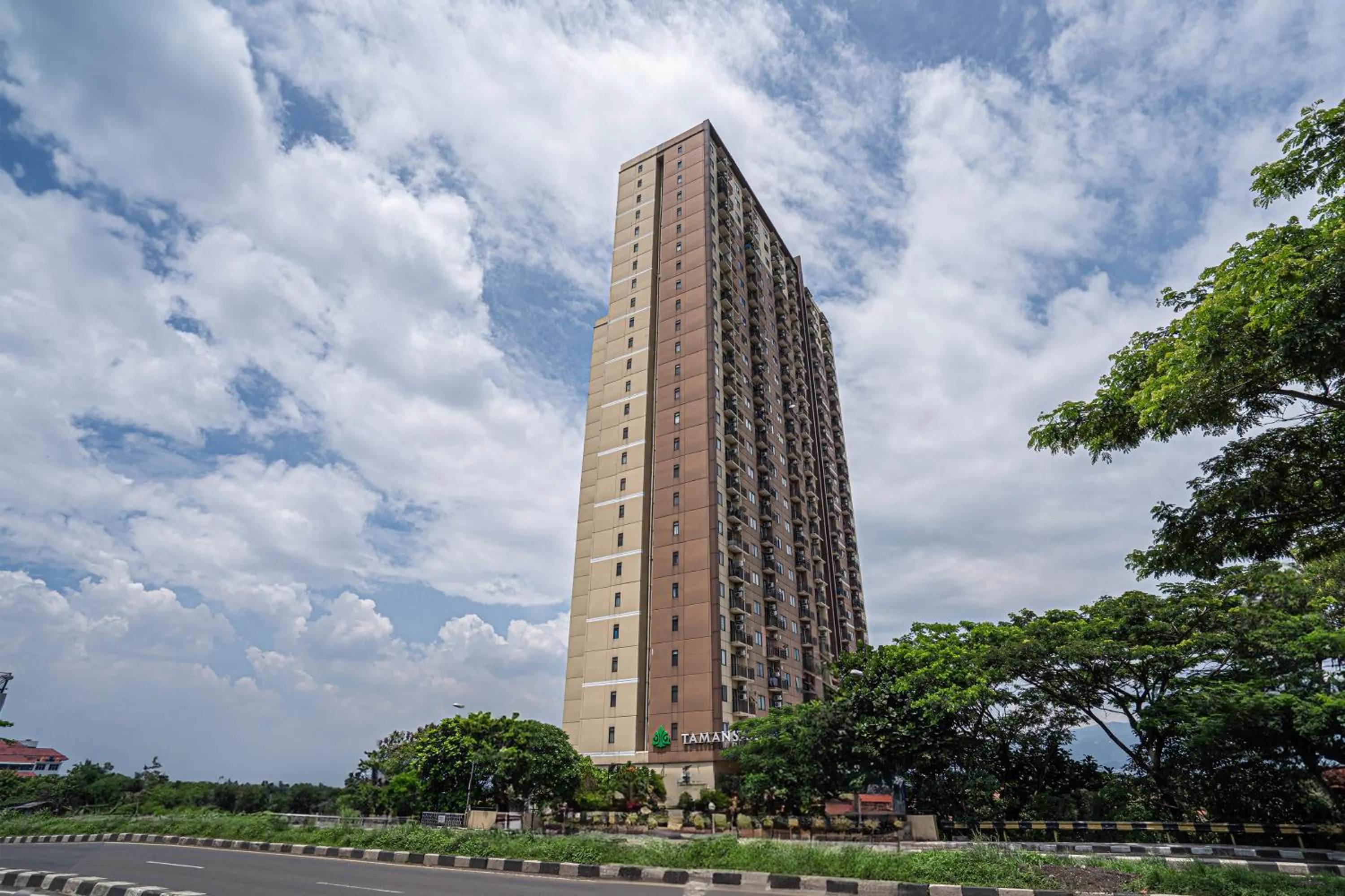 Facade/entrance in Hotel O Tamansari Panoramic Apartment By Anwar
