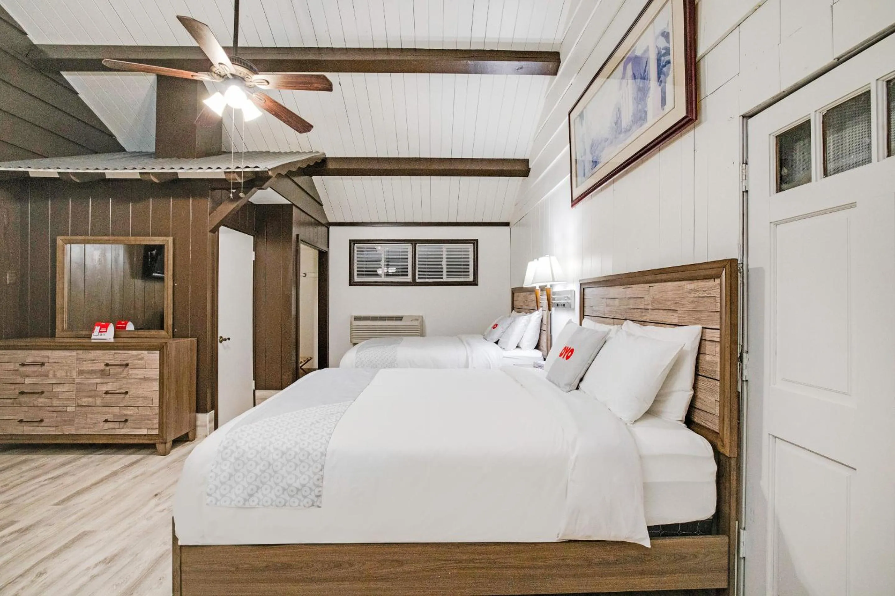 Bedroom, Bed in Arrowhead Tree Top Lodge