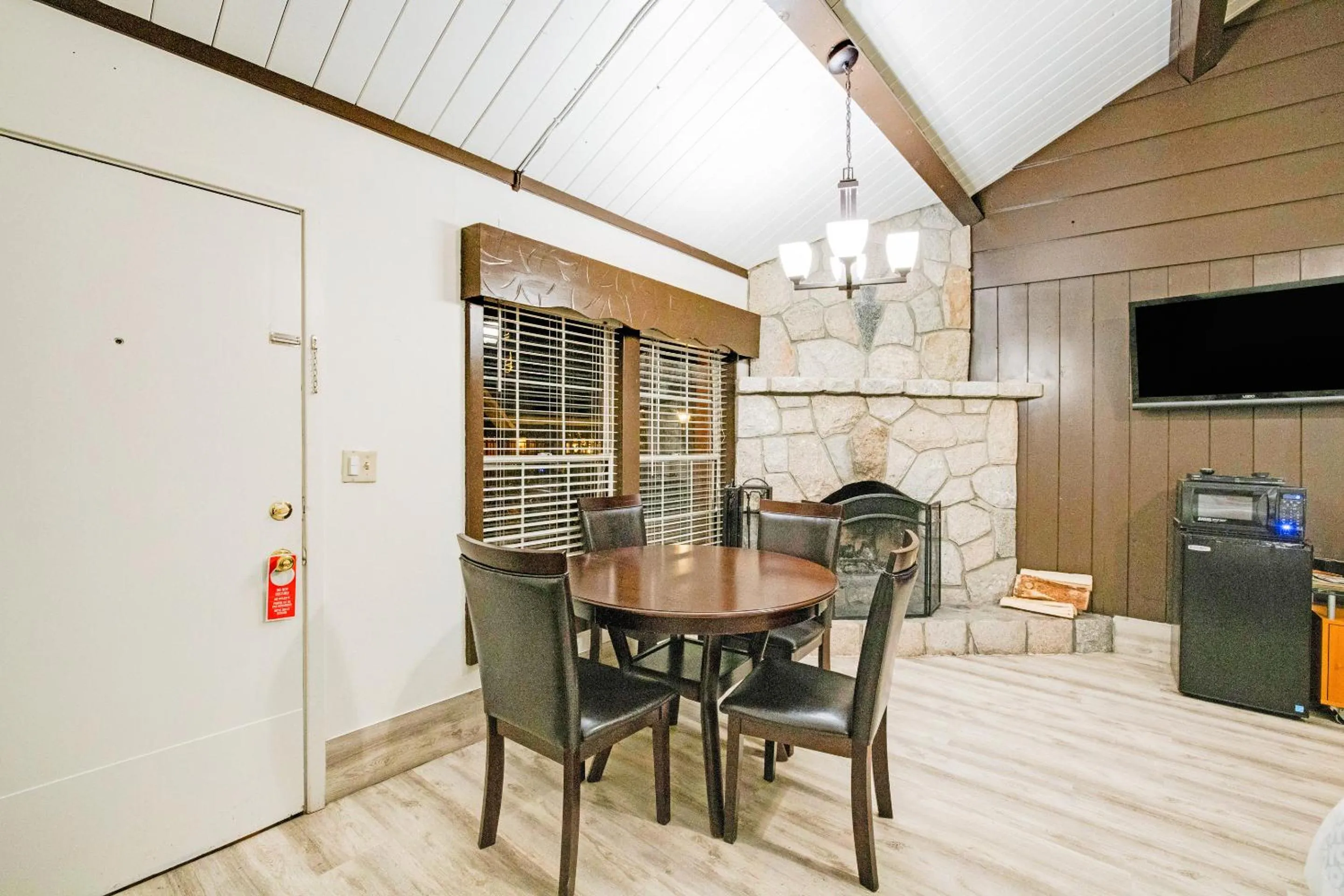 Dining area in Arrowhead Tree Top Lodge