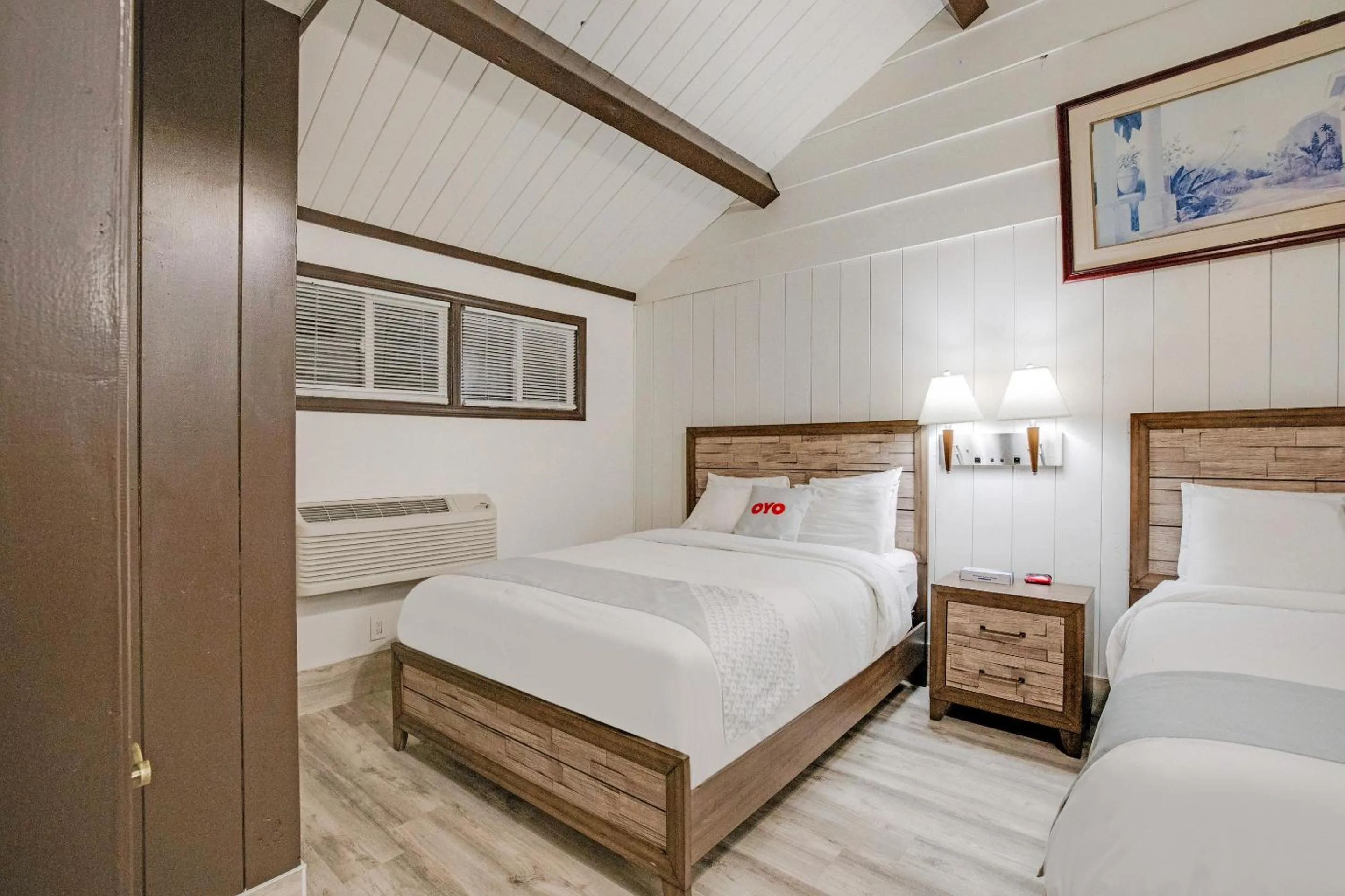 Bedroom, Bed in Arrowhead Tree Top Lodge