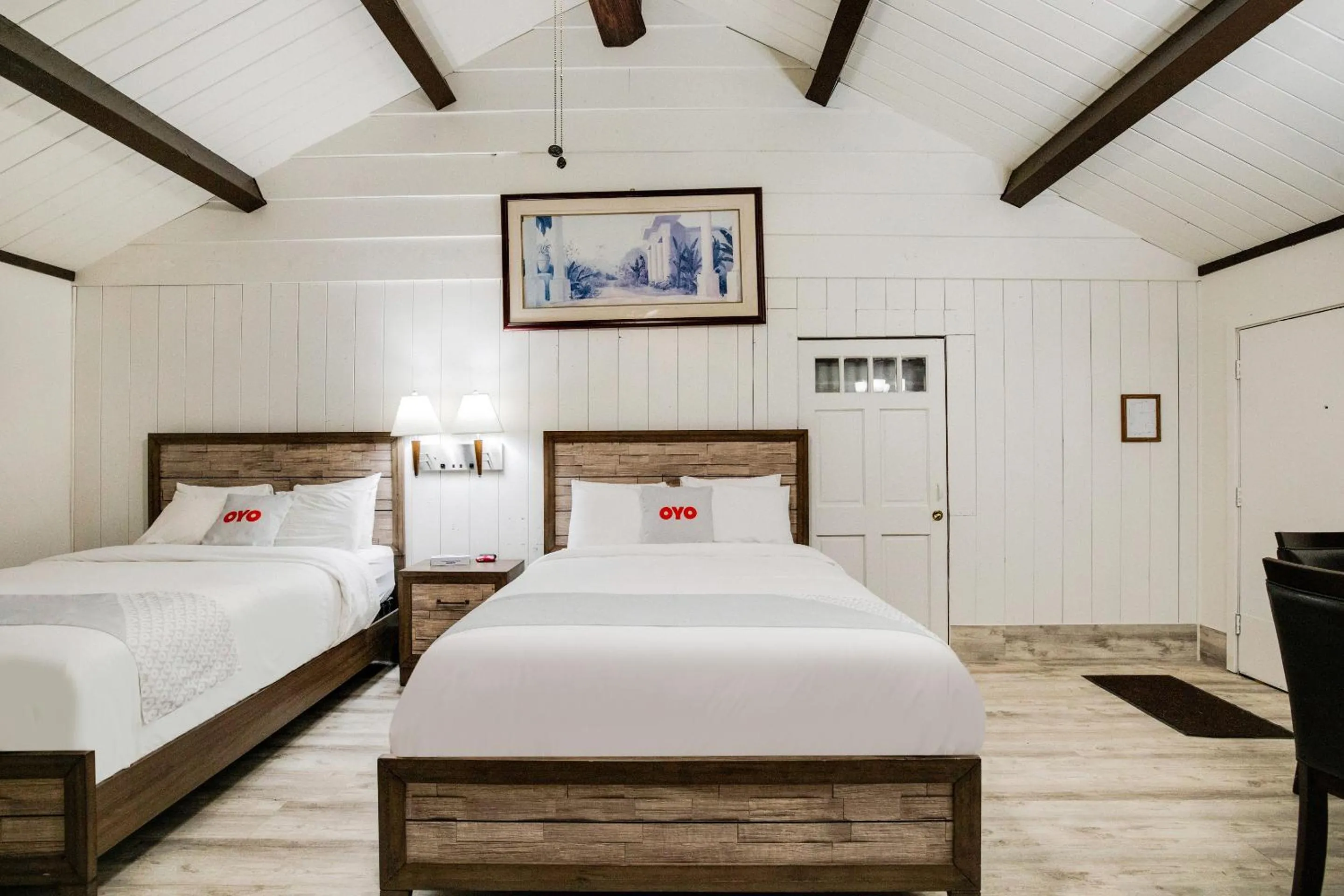 Living room, Bed in Arrowhead Tree Top Lodge