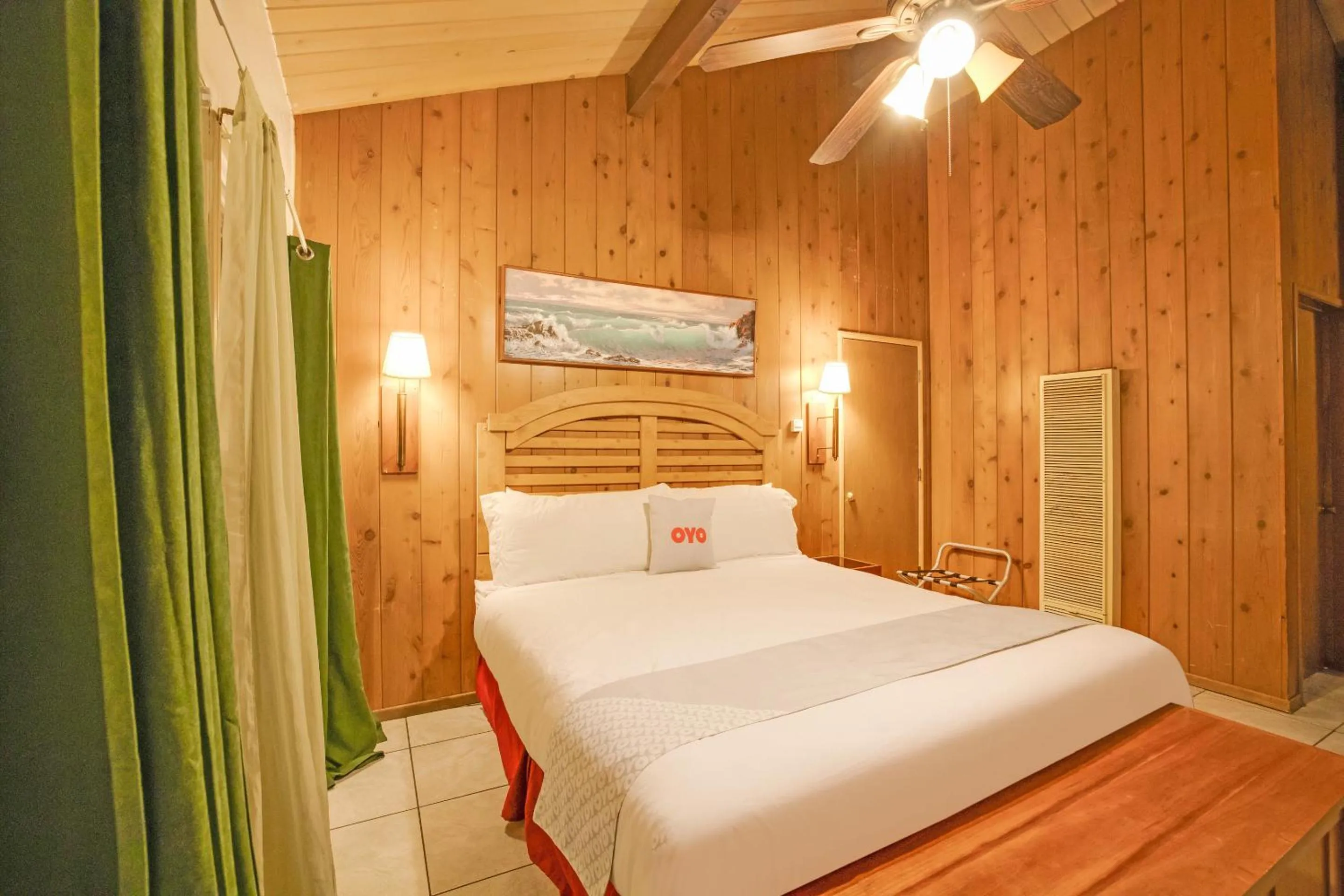 Bedroom, Bed in Arrowhead Tree Top Lodge