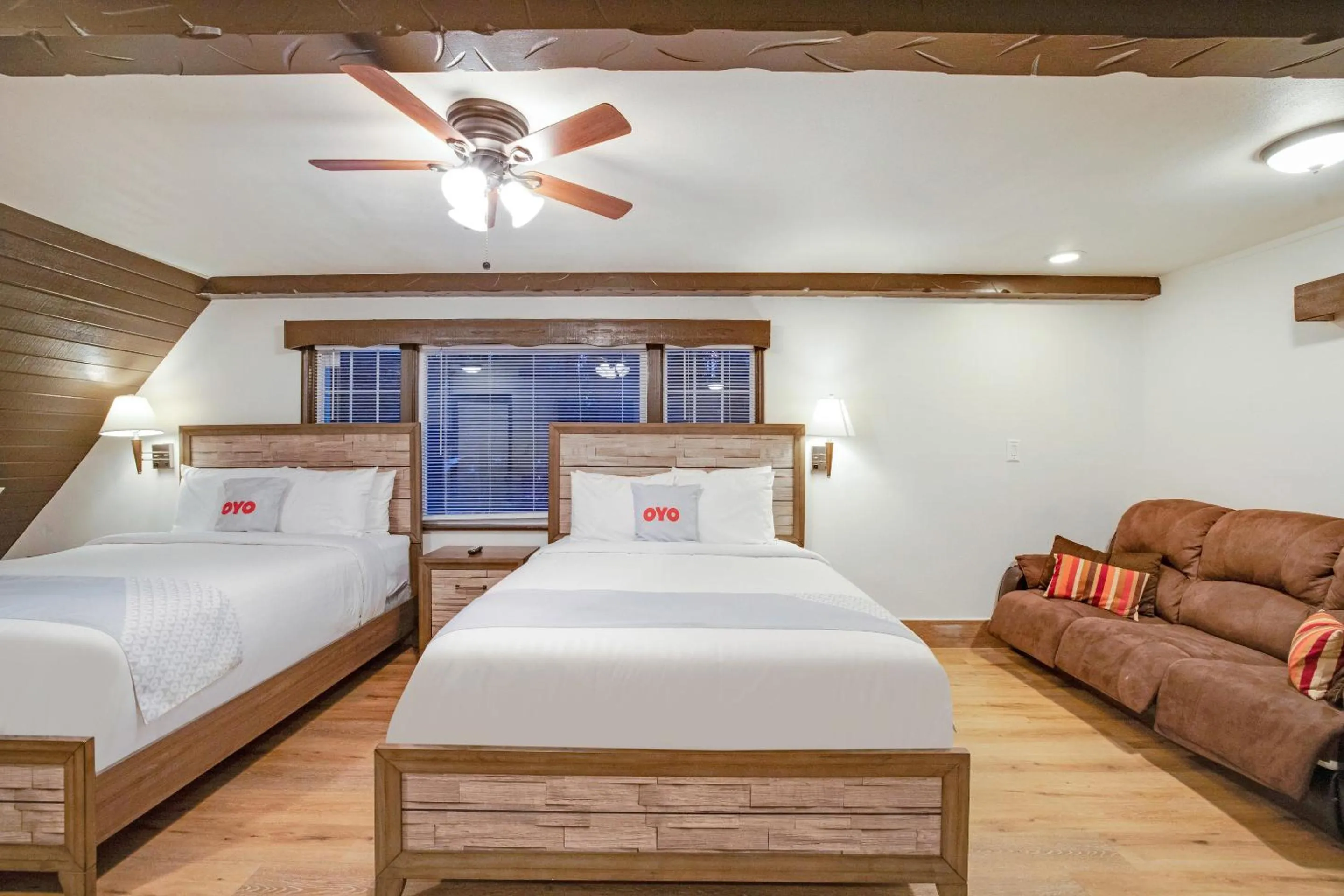 Bedroom, Bed in Arrowhead Tree Top Lodge