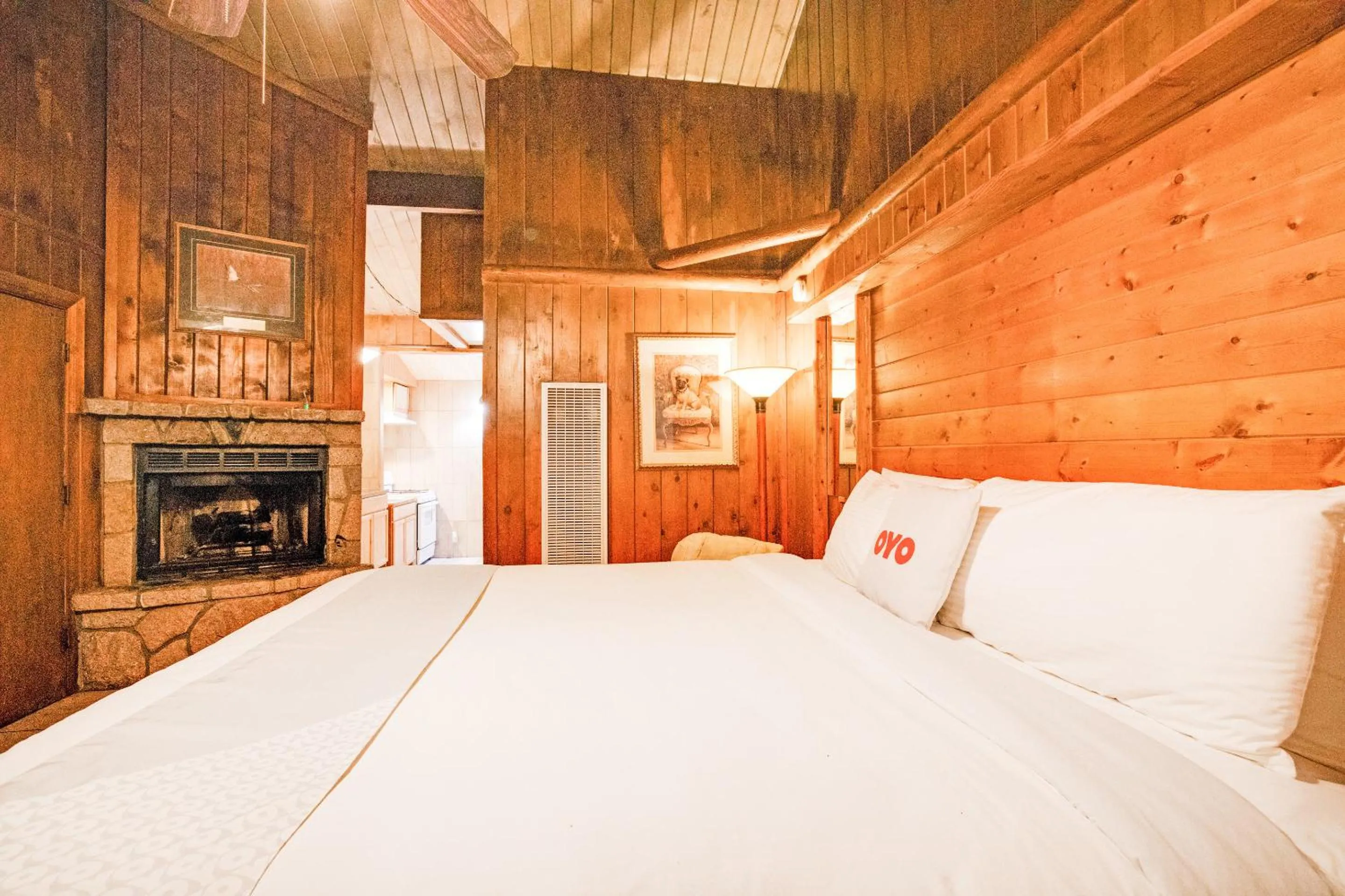 Bedroom, Bed in Arrowhead Tree Top Lodge