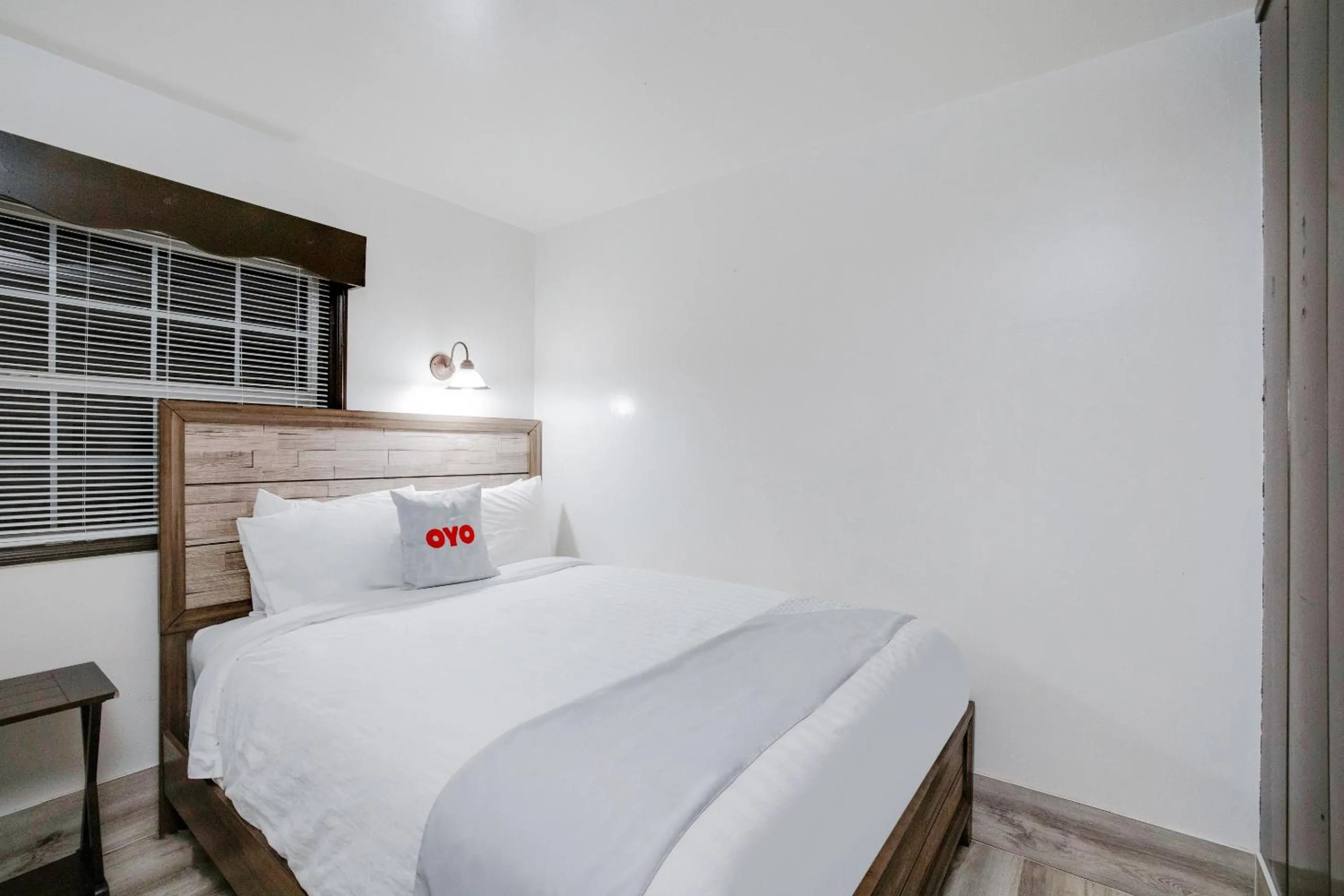 Bedroom, Bed in Arrowhead Tree Top Lodge