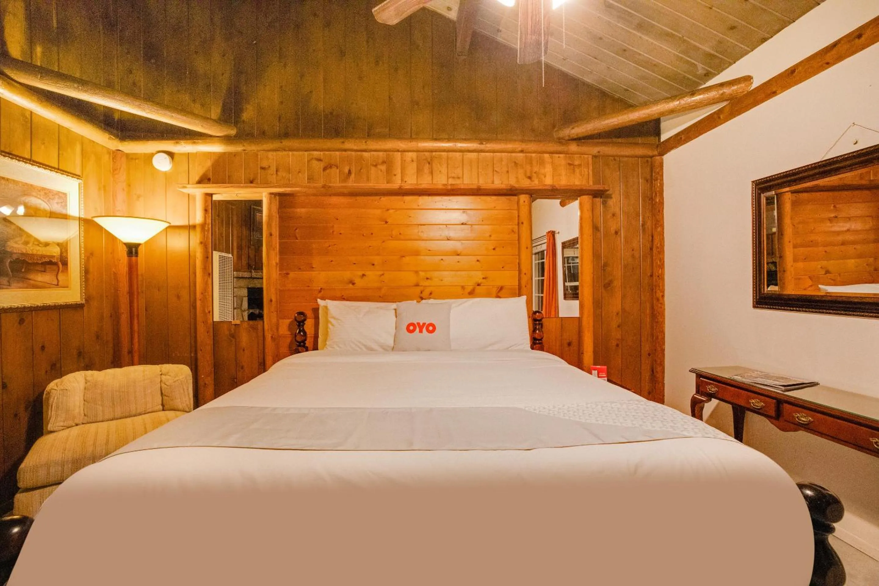 Living room, Bed in Arrowhead Tree Top Lodge