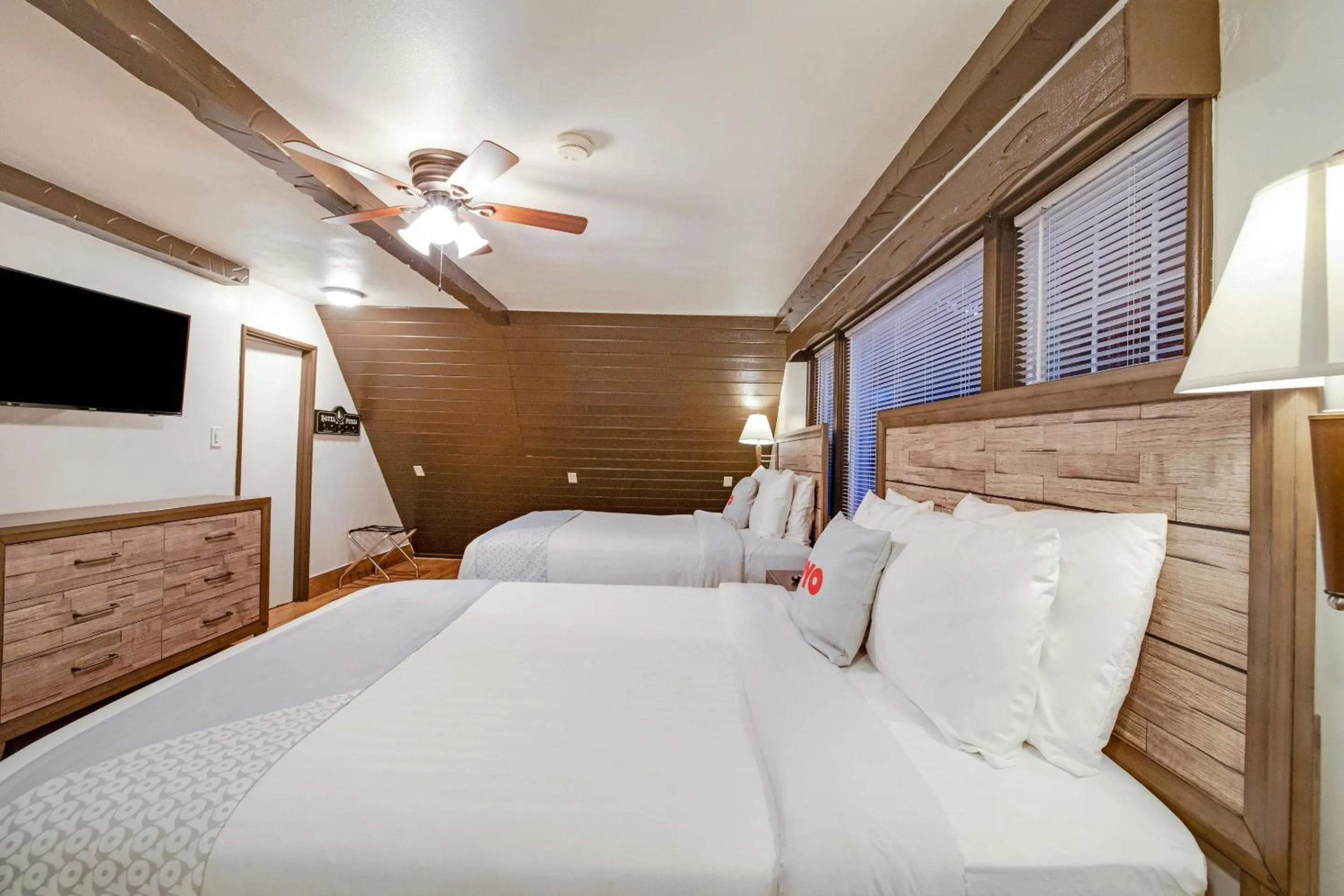 Bedroom, Bed in Arrowhead Tree Top Lodge