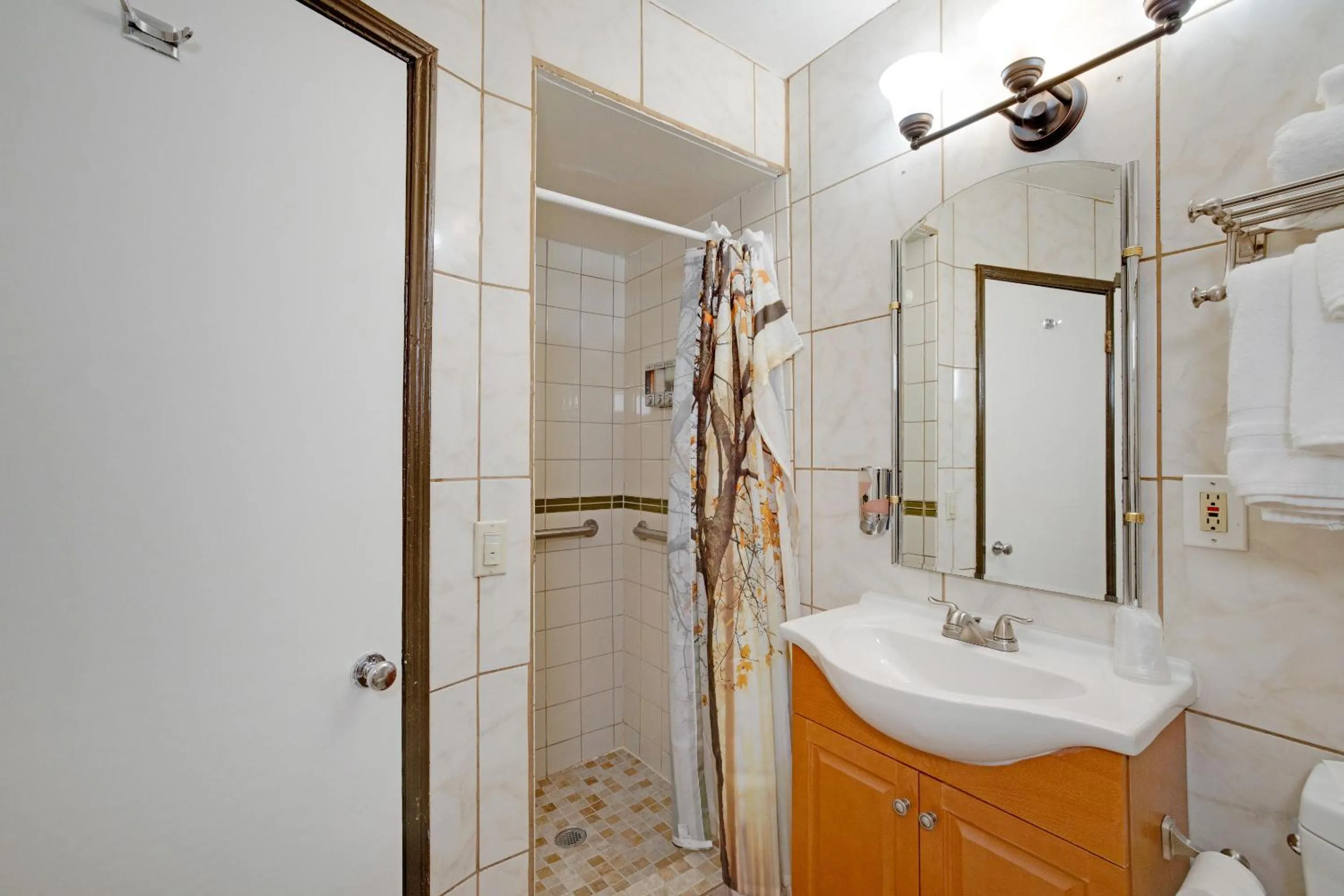 Shower in Arrowhead Tree Top Lodge