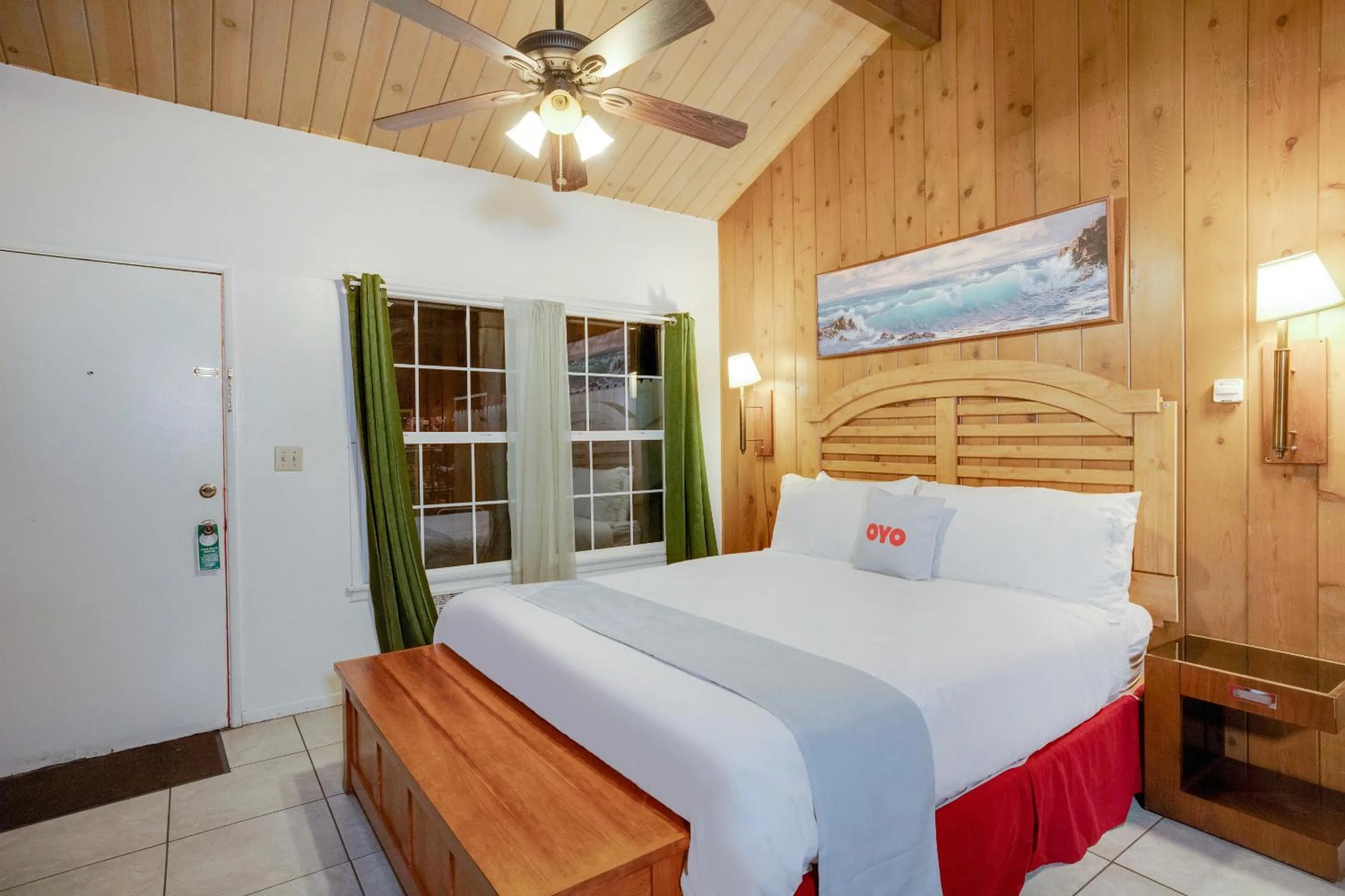 Bedroom, Bed in Arrowhead Tree Top Lodge