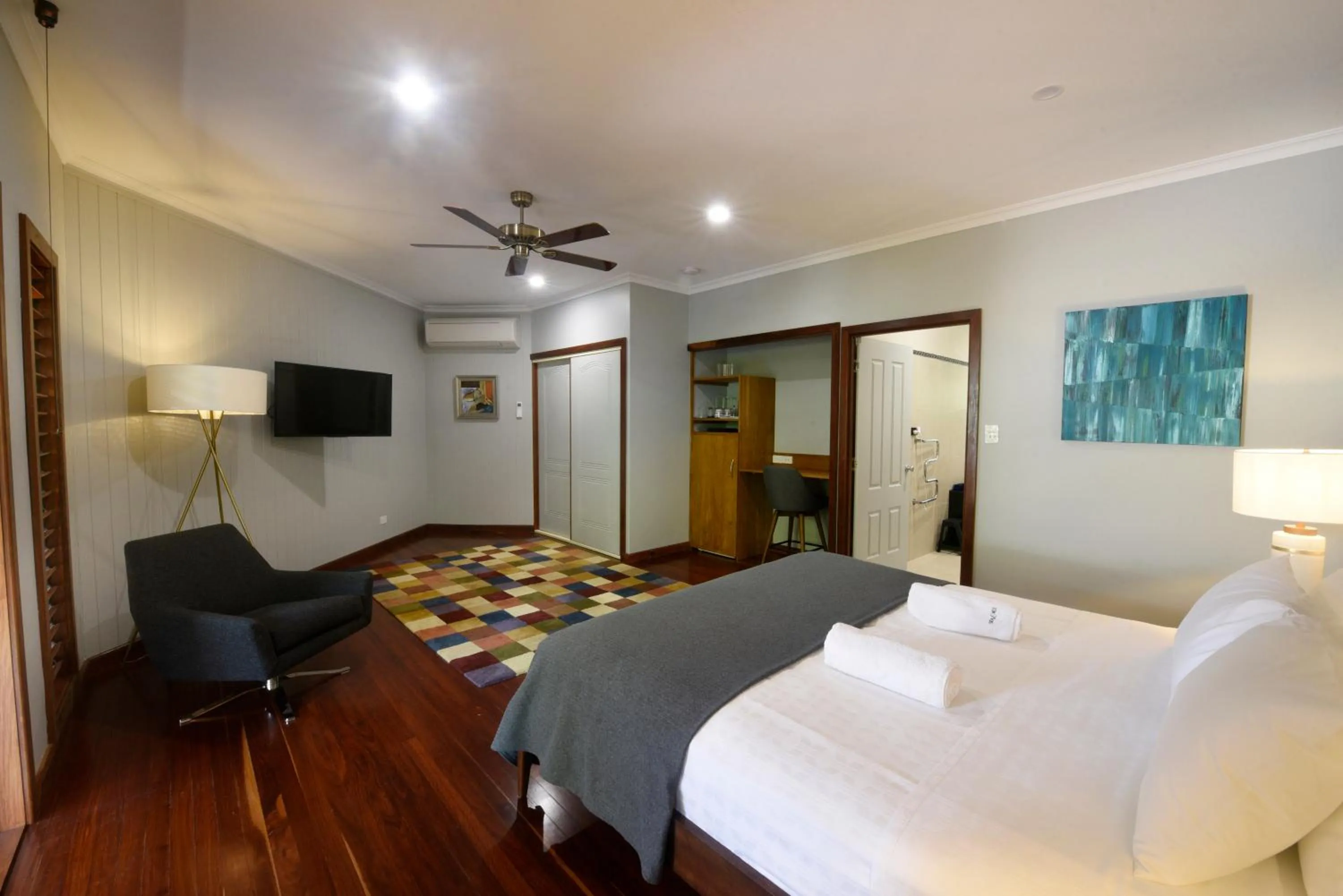 Photo of the whole room, Bed in Sealords