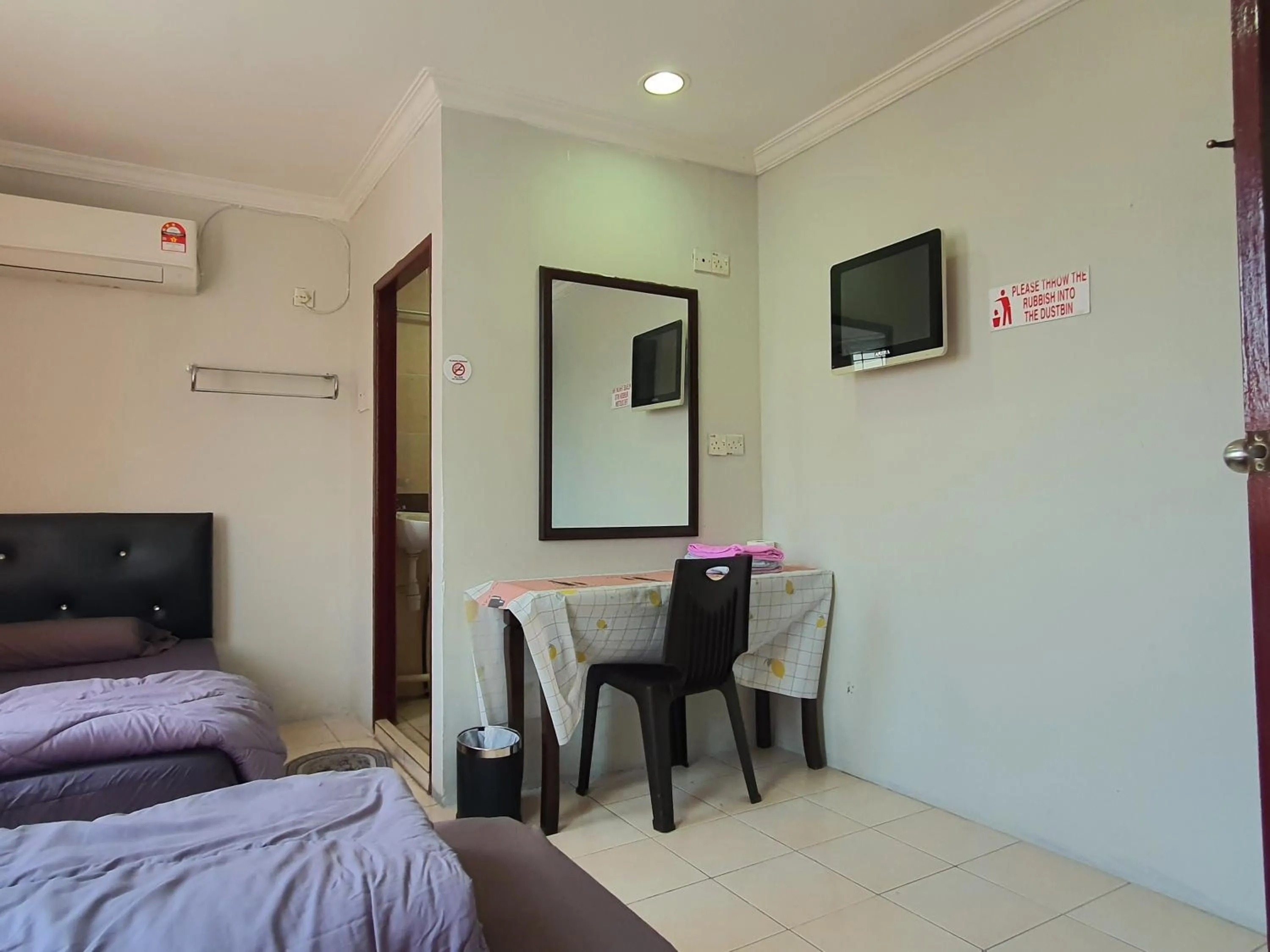 Photo of the whole room, Bed in Hotel O Hoover Room