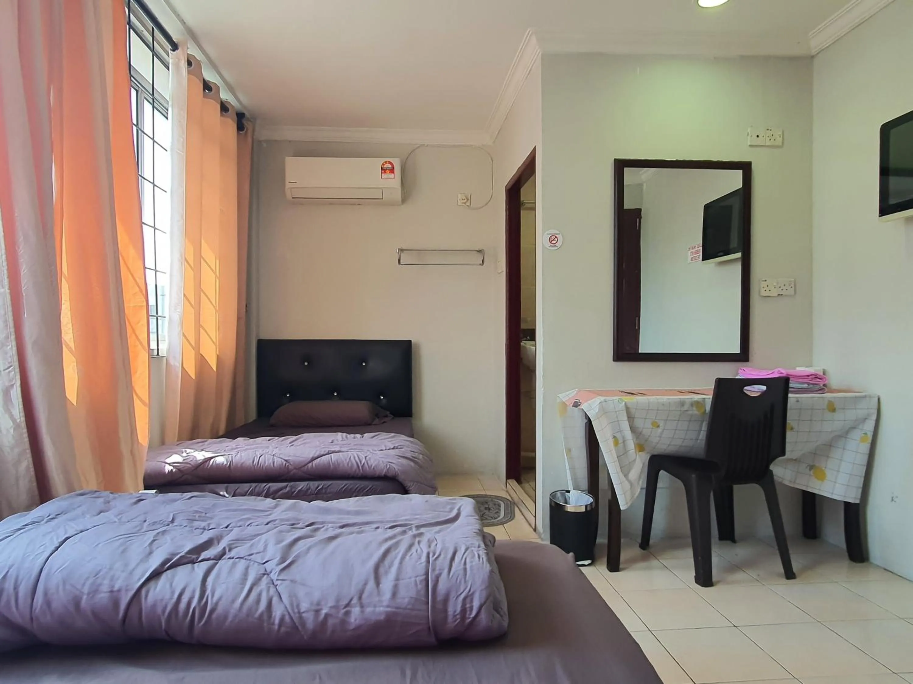 Photo of the whole room, Bed in Hotel O Hoover Room