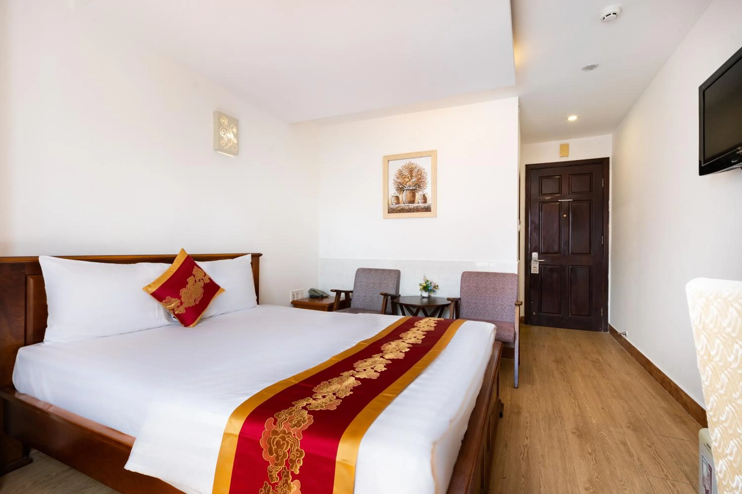 Bed in King Hotel Saigon Airport