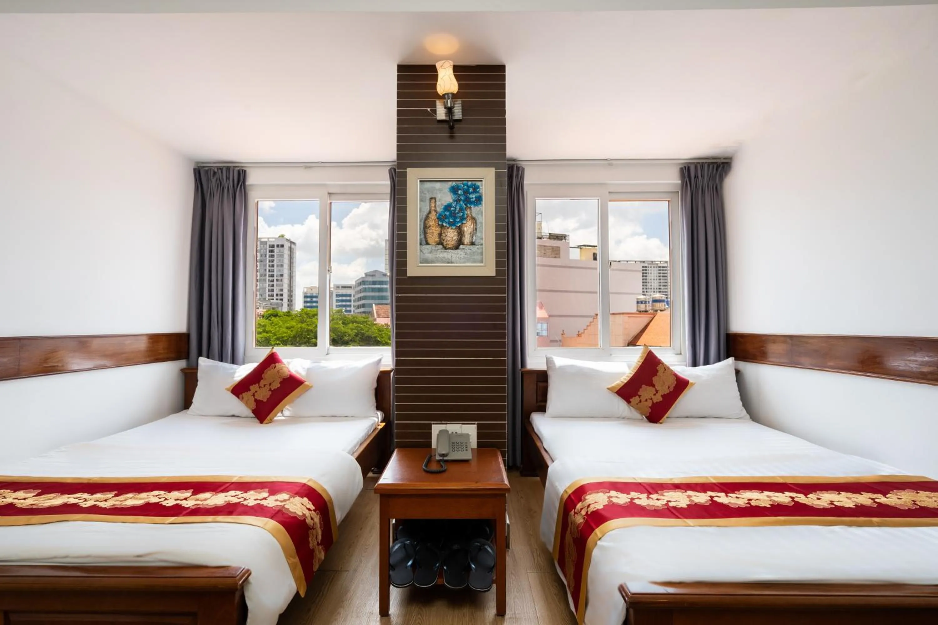 Bed in King Hotel Saigon Airport