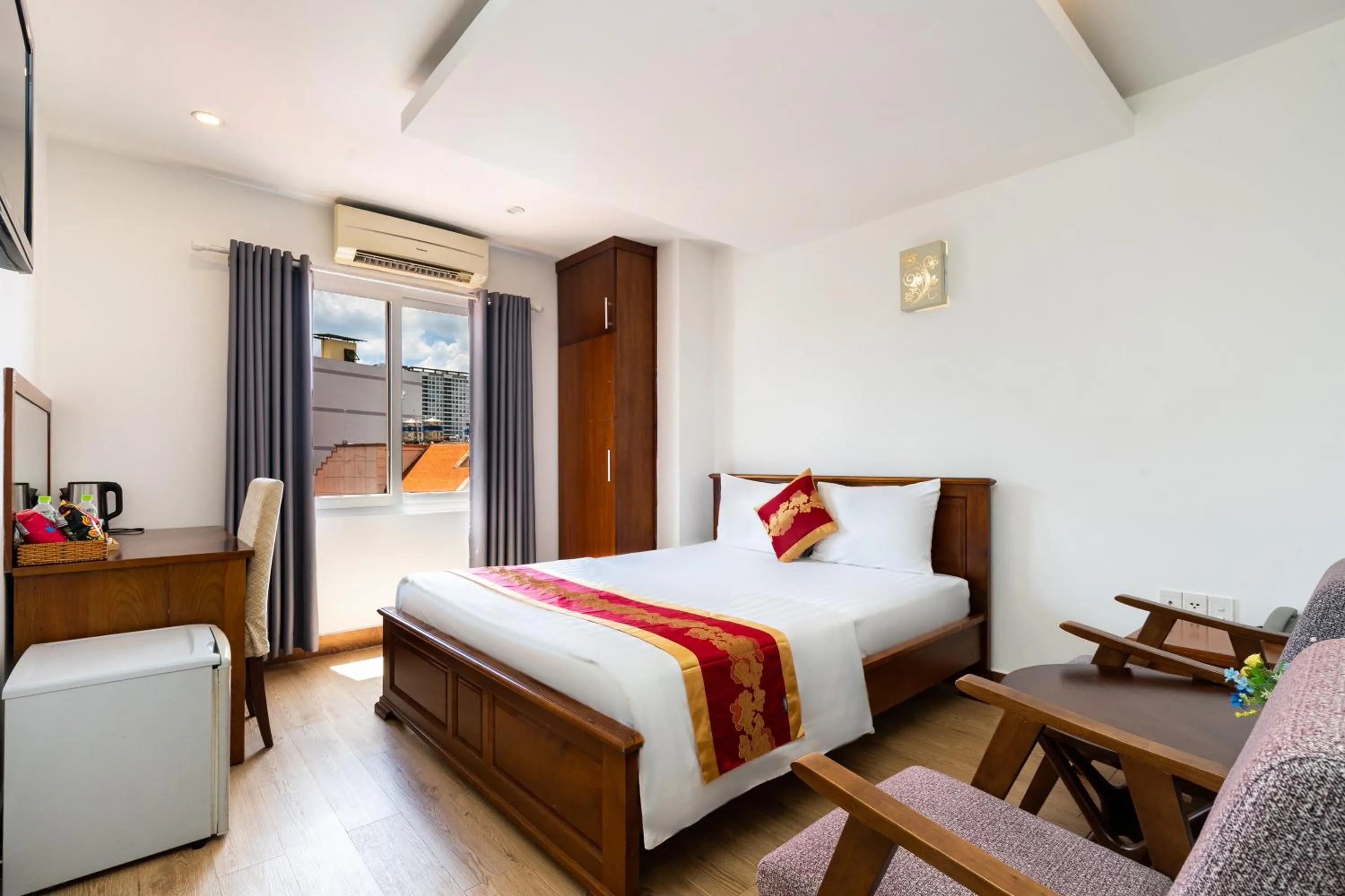 Photo of the whole room, Bed in King Hotel Saigon Airport