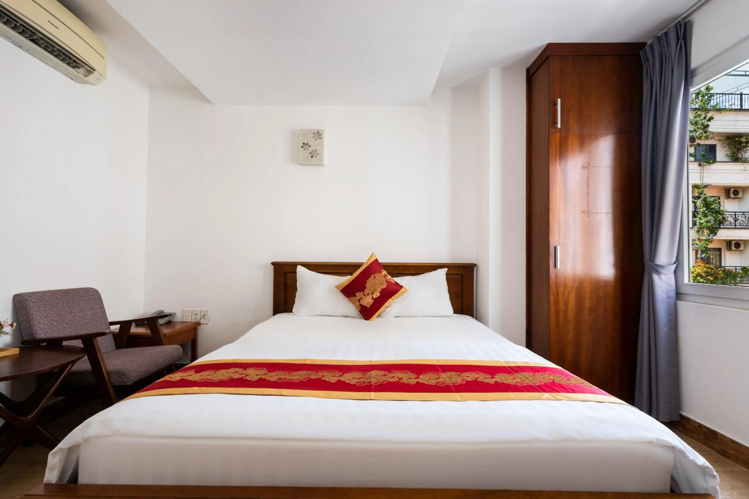 Bedroom, Bed in King Hotel Saigon Airport