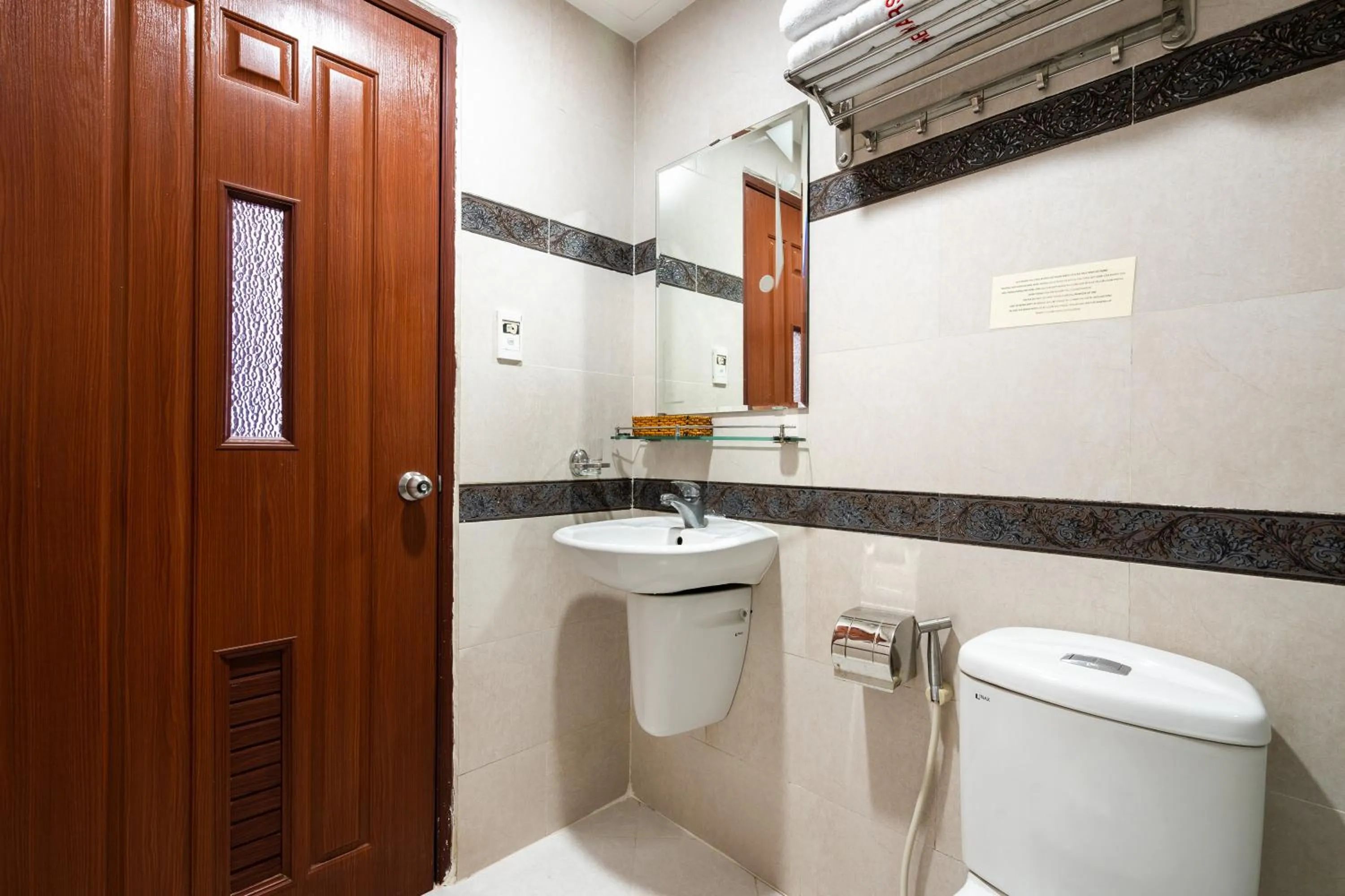 Bathroom in King Hotel Saigon Airport