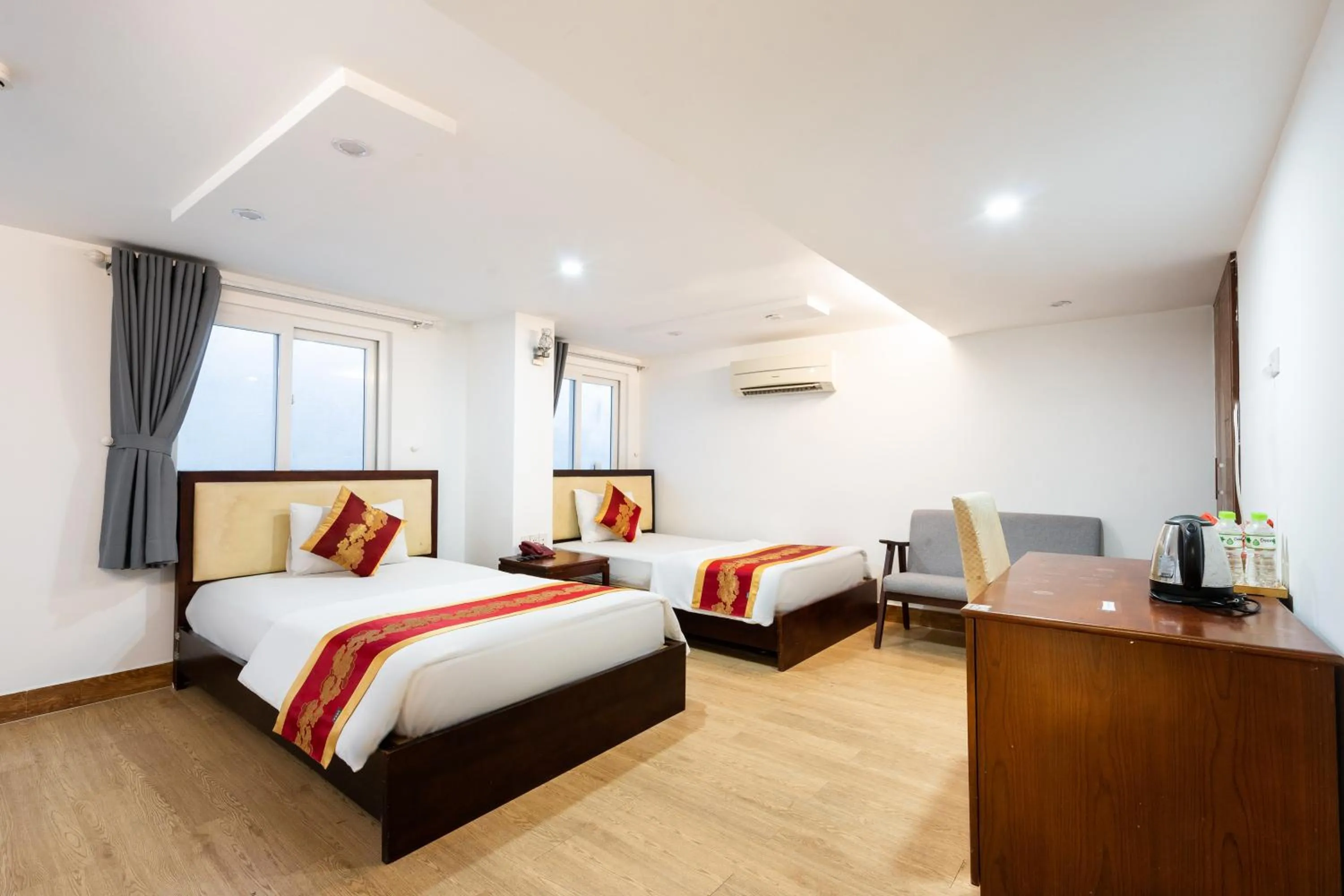 Photo of the whole room, Bed in King Hotel Saigon Airport