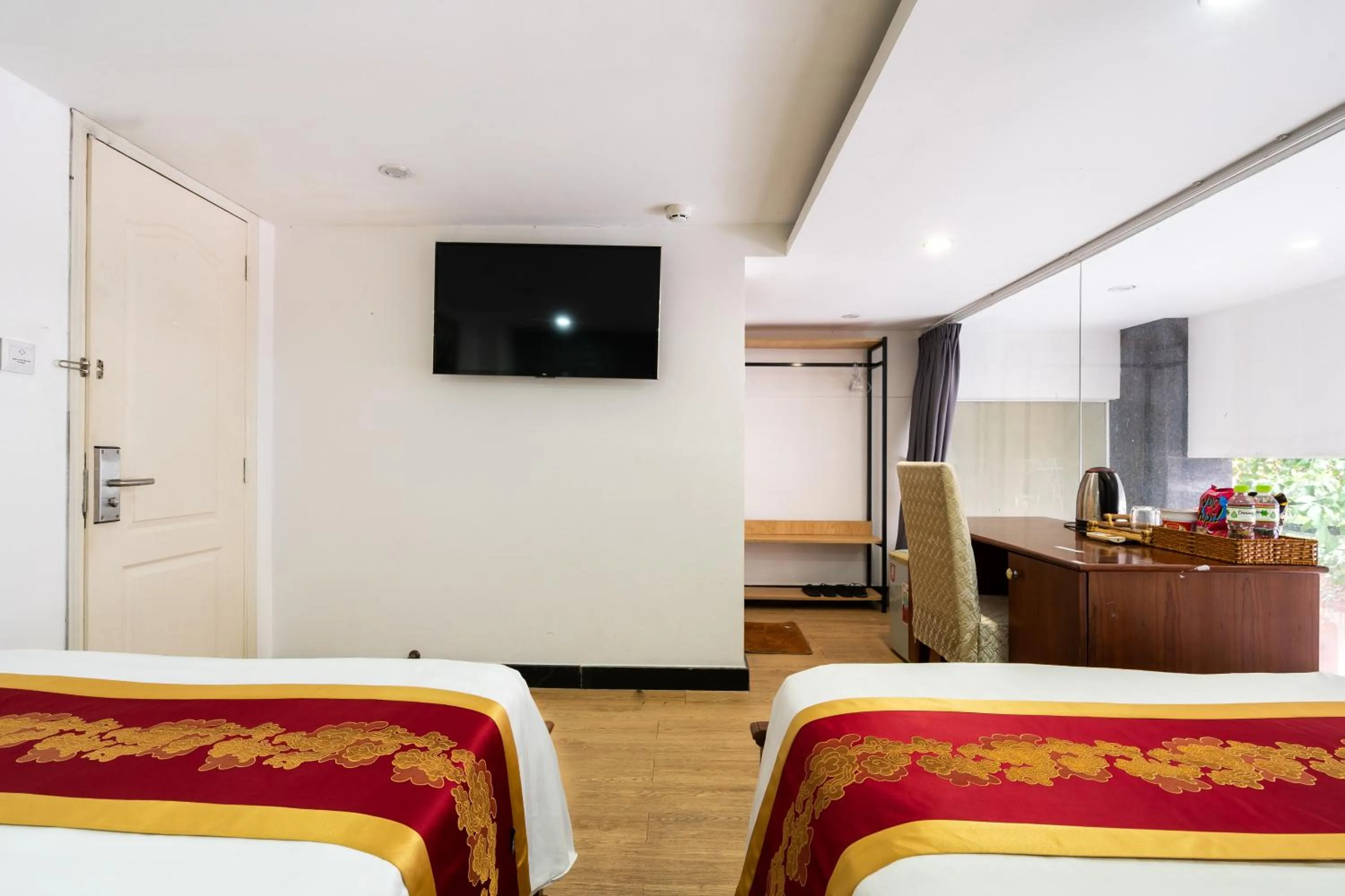 Photo of the whole room, Bed in King Hotel Saigon Airport