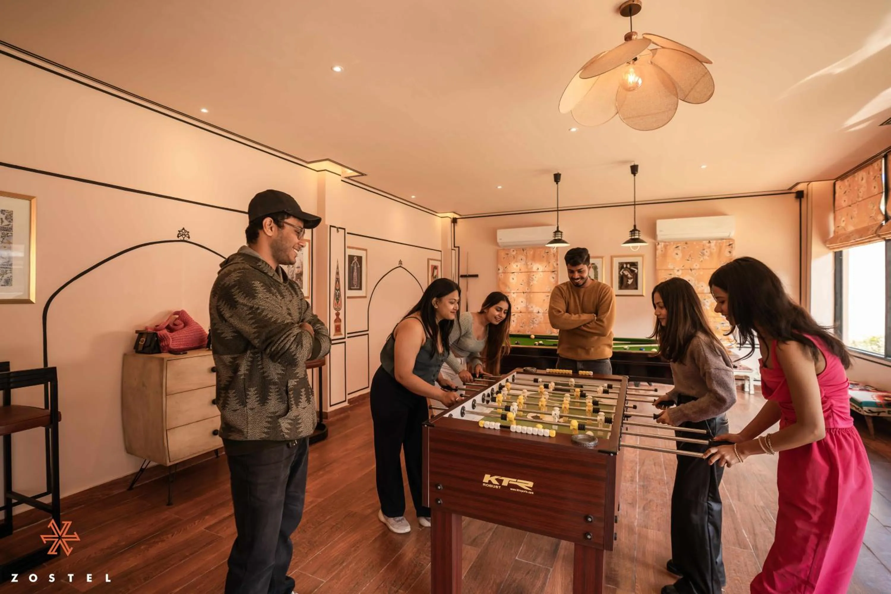 Communal lounge/ TV room in Zostel Jodhpur (Ratanada)