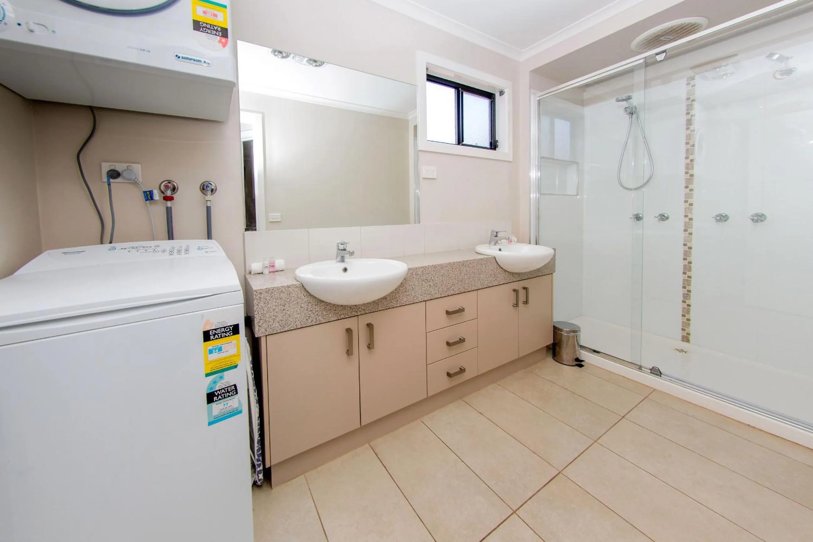 Shower in BIG4 Traralgon Park Lane Holiday Park