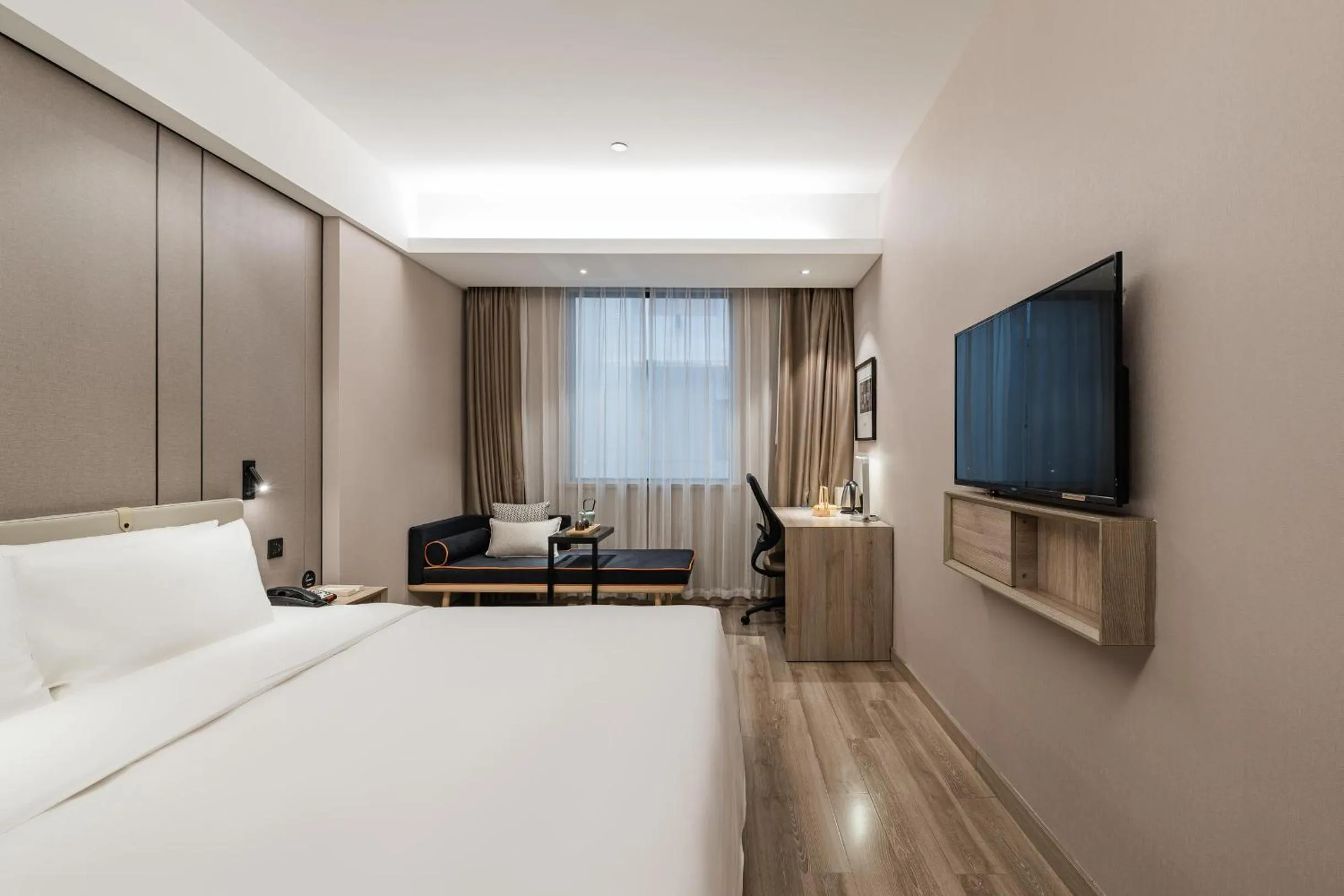 Communal lounge/ TV room, Bed in Atour Hotel Xujiahui Meiying